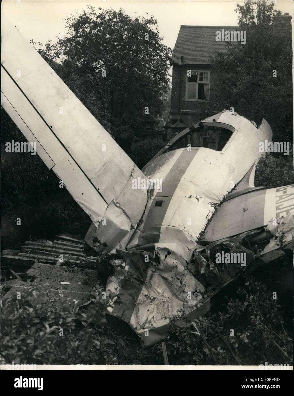Septembre 09, 1958 - Avion de Viking est écrasée sur chambre à Southall ruiné un fuselage Jardin : huit personnes - y compris l'équipage de Banque D'Images