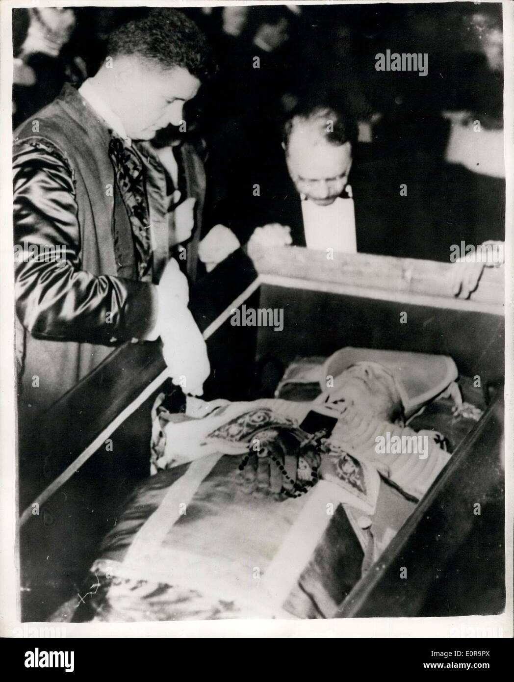 15 octobre 1958 - Enterrement du pape Pie XIII à St Peter's - Rome : Cardinaux provenant de nombreuses parties du monde sont à Rome pour la sélection du successeur du pape. Ils ont assisté à la cérémonie d'inhumation dans les voûtes sous la Basilique St Pierre. La photo montre le Dr Sig. Galeazzi - médecin de feu le Pape -vu derrière le corps au cours de la cérémonie d'étanchéité à Saint-Pierre. Banque D'Images 15 octobre 1958 - Enterrement du pape Pie XIII à St Peter's - Rome : Cardinaux provenant de nombreuses parties du monde sont à Rome pour la sélection du successeur du pape. Ils ont assisté à la cérémonie d'inhumation dans les voûtes sous la Basilique St Pierre. La photo montre le Dr Sig. Galeazzi - médecin de feu le Pape -vu derrière le corps au cours de la cérémonie d'étanchéité à Saint-Pierre. Banque D'Images
