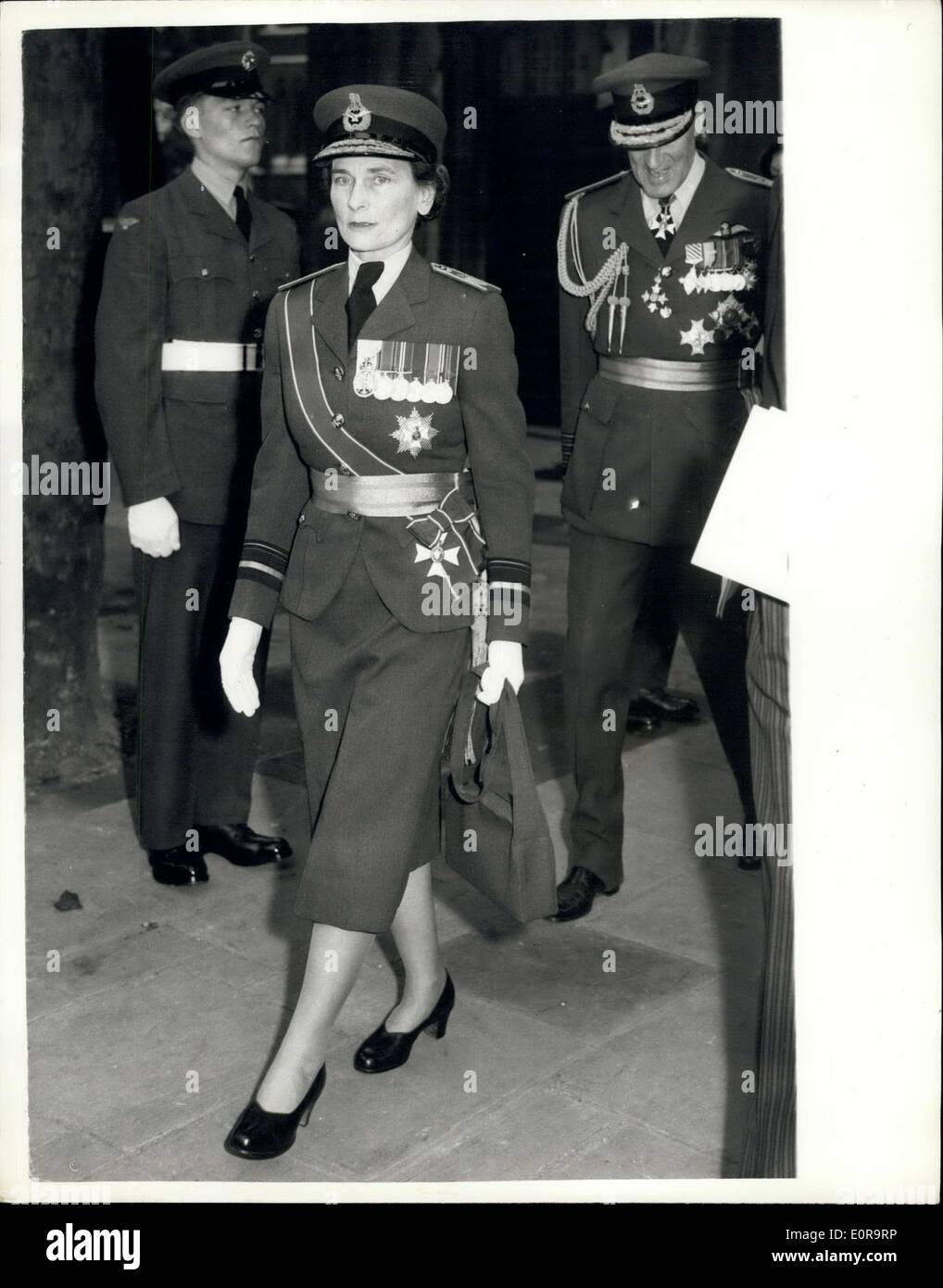 Le 19 octobre 1958 - Inauguration de l'église St Clement Danes : la servivce de reconsécration de St Clement Danes Church, Strand - la RAF. Memorial Church, a eu lieu aujourd'hui - et a été suivi par la Reine, le Prince Philip et d'autres membres de la famille royale. Photo montre la duchesse de Gloucester quitte après la cérémonie. Banque D'Images