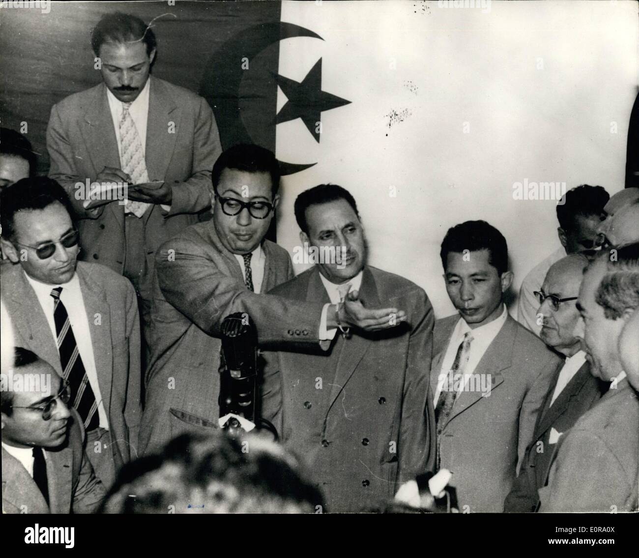 Septembre 09, 1958 - ''GRATUITEMENT'' du Gouvernement algérien a proclamé au Caire... Plus de deux cents journalistes et photographes notables locaux ont assisté à la proclamation de la ''gratuitement'' du Gouvernement algérien à la cité-jardin siège au Caire...récemment le premier Premier Ministre du Gouvernement provisoire est EL SAYAD FARHAT Abbas qui ont hissé le drapeau algérien.. Banque D'Images