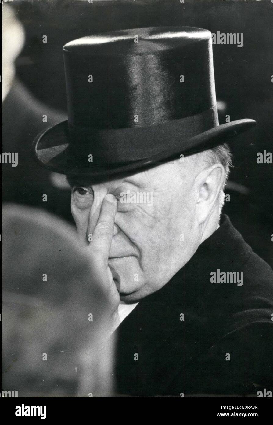 Septembre 09, 1958 - Humour & politique : un photographe réussissent que très rarement à obtenir une photo d'une éminente personnalité et aussi cette occasion est tout à fait jusqu'à une fortune. Mais un diplomate parfois un clin d'œil à l''. Le photographe George keystone allemand Munker a remporté l'un des la première caméra''. Cette photo sera exposée à la ''cette année photokina'' à Cologne, fin de ce mois. La photo montre le chancelier de la République Fédérale Allemande. Le Dr Konrad Adenauer. Banque D'Images