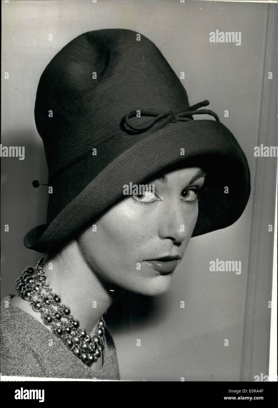 Septembre 09, 1958 - automne Fashion, le Show à Londres. Design par vingt ans : Photo montre Grigg païen porte une soie brodée et profonde avec chapeau en laine s'bril - à l'affichage des styles d'automne organisé par Simpsons de Piccadilly - à la maison rosvenor ce matin. Les chapeaux pour les comment ont été conçus par vingt ans Graham Smith qui vient de Dartford, Kent - c'est Graham's premier spectacle professionnel - et qu'il vient de la Fashion School du Royal College of Art. Banque D'Images