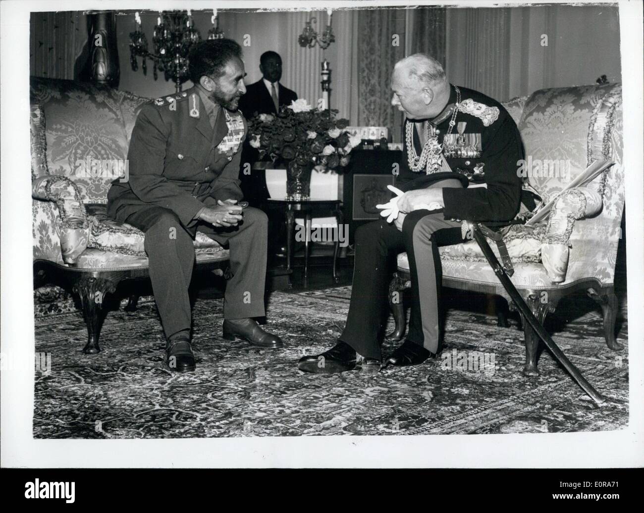 11 novembre 1958 - Le duc et la duchesse de Gloucester en Éthiopie. : photo montre le Duc de Glocester parle avec l'Empereur Hailes Elassie - après l'accueil officiel du Royal visiteurs au Palais Royal d'Addie Addis-abeba - à l'arrivée avec la Duchesse. Banque D'Images