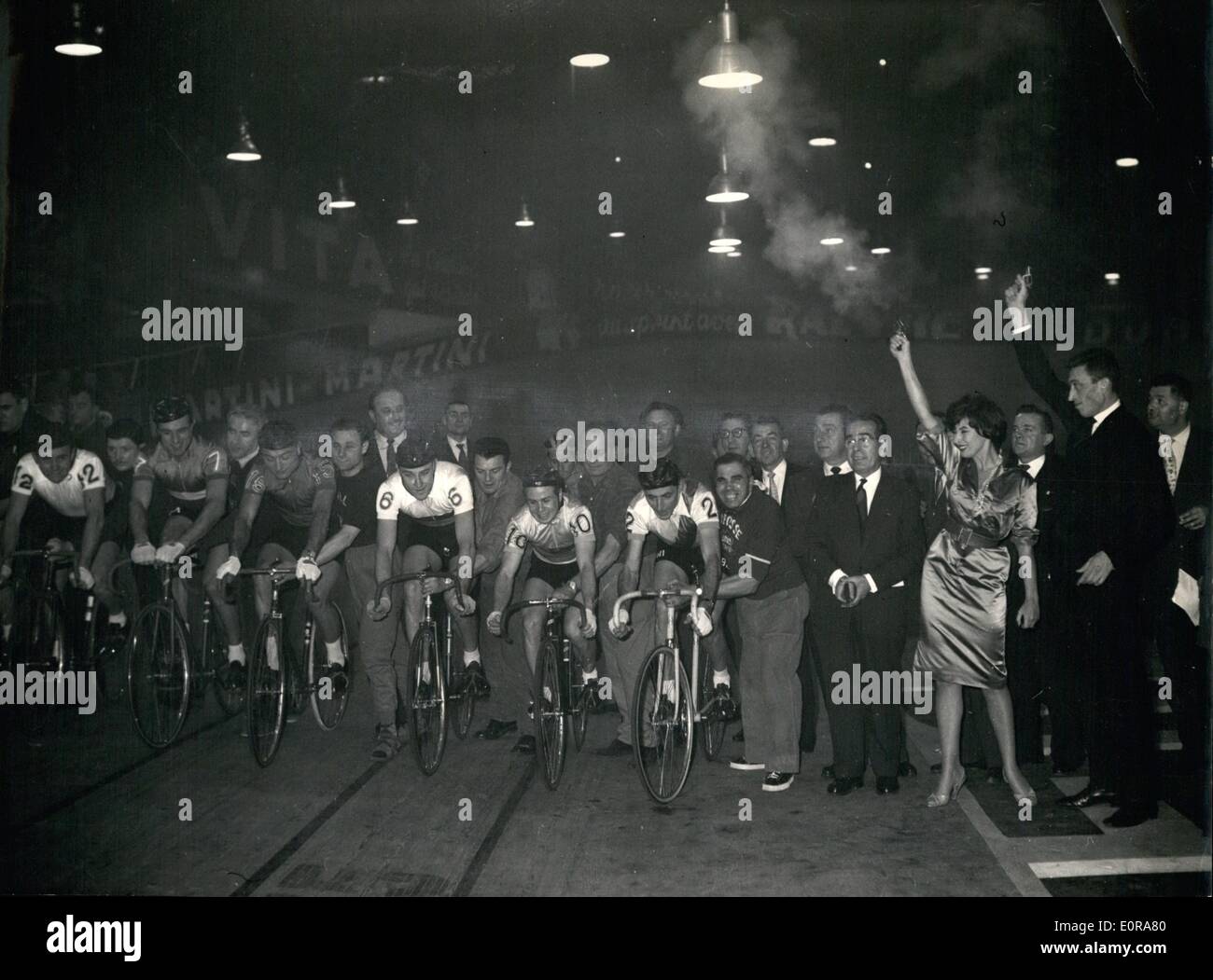 11 novembre 1958 - Six Daymen commencer la Race au Palais des Sports : la course cycliste de six jours annuel a commencé à Paris la nuit dernière. Photo montre Philippe Clay et Magali Noel en donnant l'occasion de la LA. Banque D'Images