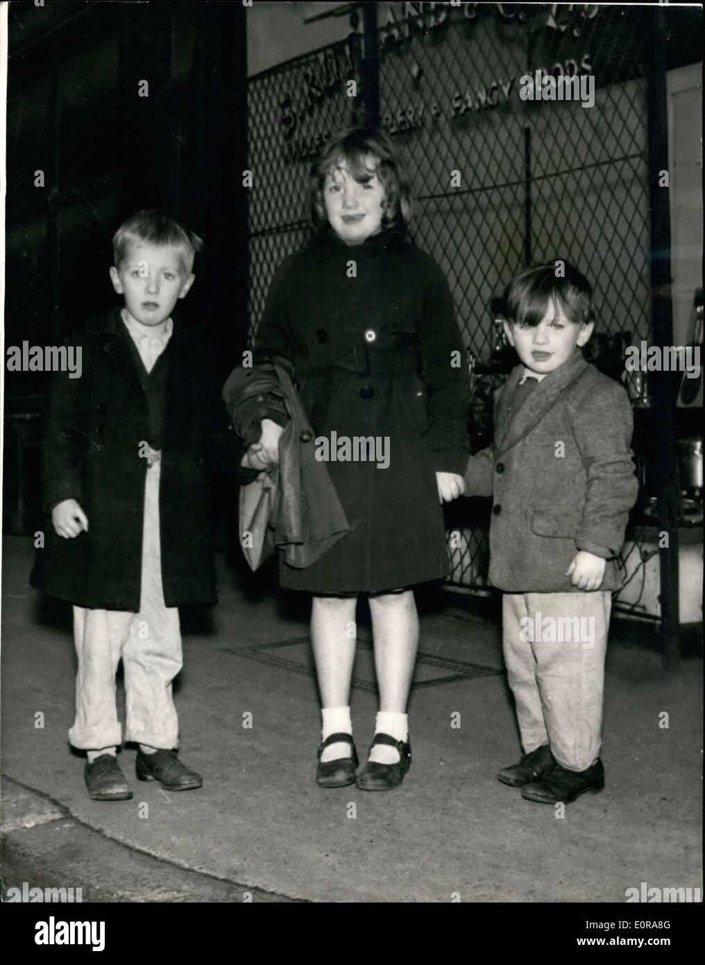 11 Novembre 1958 Les Enfants De Kidnapper Le Bebe Deux Enfants Qui Aimait Les Bebes Hier Kidnappe L Une Et L A Poussee A Trois Milles A Travers Certaines Des Rues Les 11 Novembre 1958 Les Enfants De Kidnapper Le Bebe Deux Enfants Qui Aimait Les Bebes Hier Kidnappe L Une Et L A Poussee A Trois Milles A Travers Certaines Des Rues Les