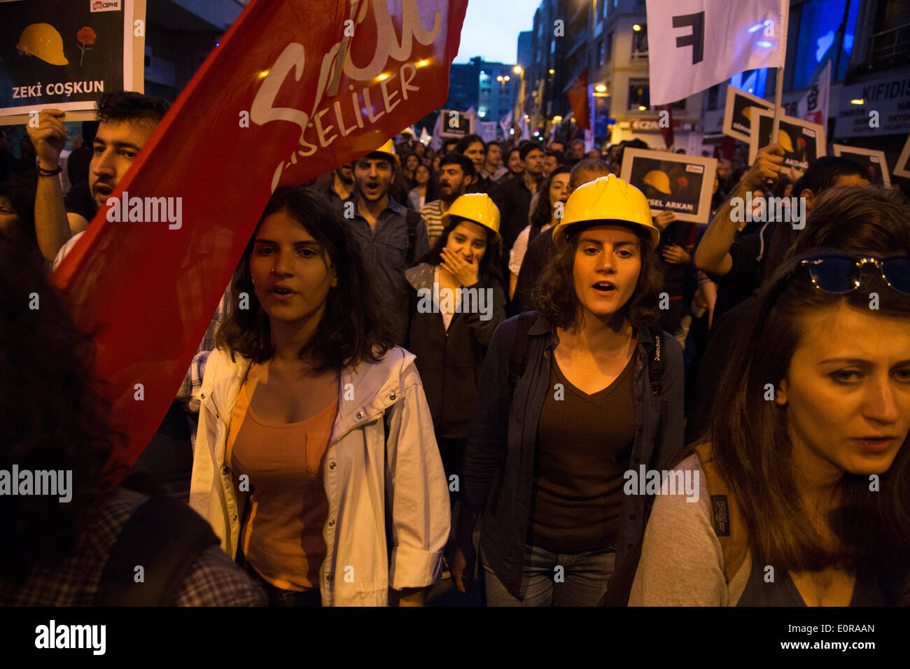 Istanbul, Turquie. 18 mai, 2014. Des milliers de personnes se rassemblent pour un 5 km du centre de mars de Kadikoy, Selamicesme bloquant la circulation, pour manifester contre la mort de centaines de mineurs de charbon dans le soma de charbon. Les voitures dans les embouteillages, à cause de blocus routier spontanée et les résidents de Kadikoy dans des maisons le long de la route de démontrer leur appui à la marche, qui se termine par une veillée aux chandelles. Photo par Bikem Ekberzade/Alamy Live News Banque D'Images