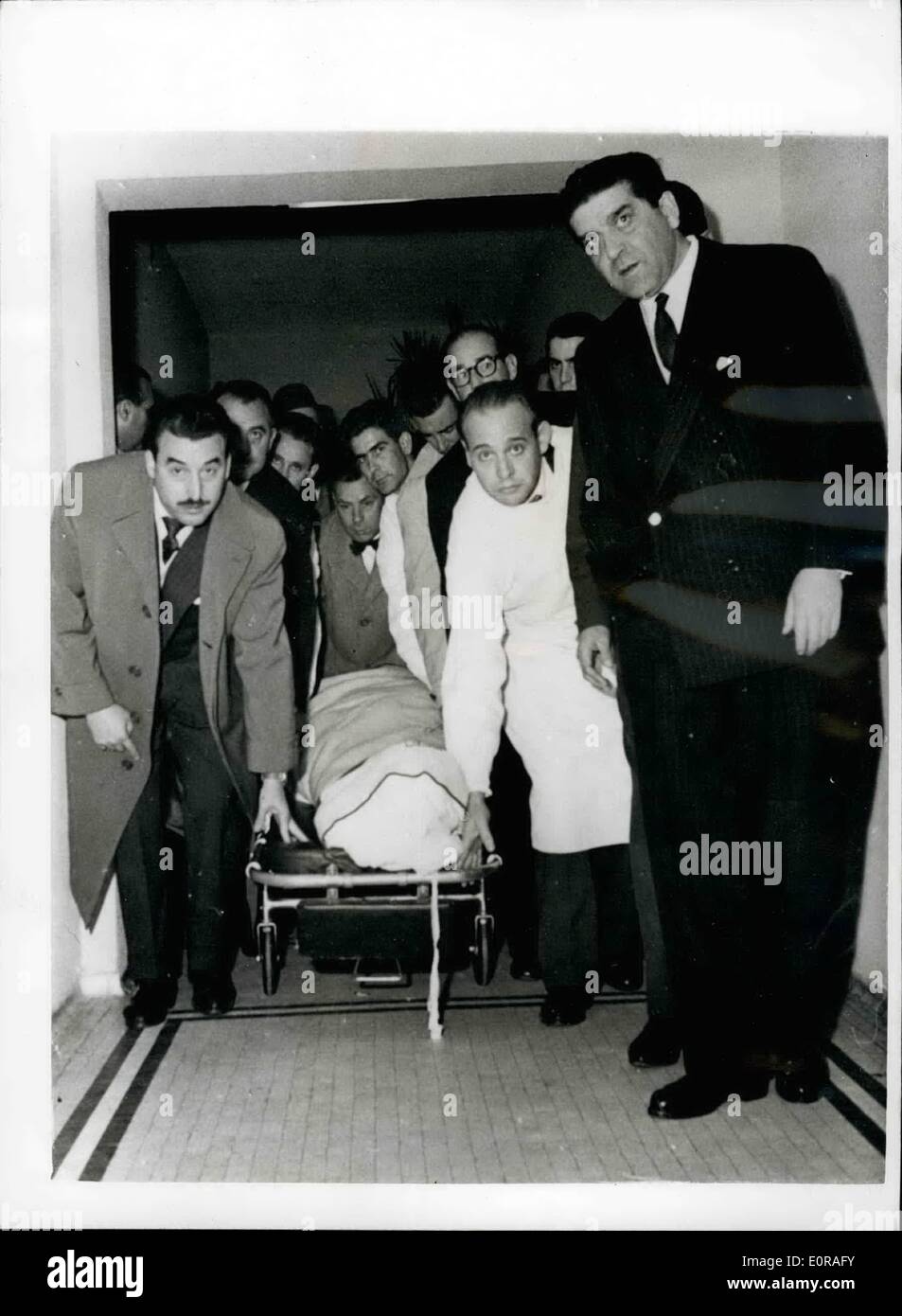 11 novembre 1958 - Tyrone Power meurt d'une crise cardiaque. : la star de cinéma américain Tyrone Power s'est effondré et est mort d'une crise cardiaque à Madrid le samedi, tout en prenant part à une Scène de duel pour le film ''Solomo et Sheba'', dans lequel il prenait la part de Salomon. La photo montre le corps de Tyrone Power est pris à partir de l'hôpital ruber à Madrid à la base aérienne de Torrejon, d'où il seront prises pour les États-Unis. Banque D'Images