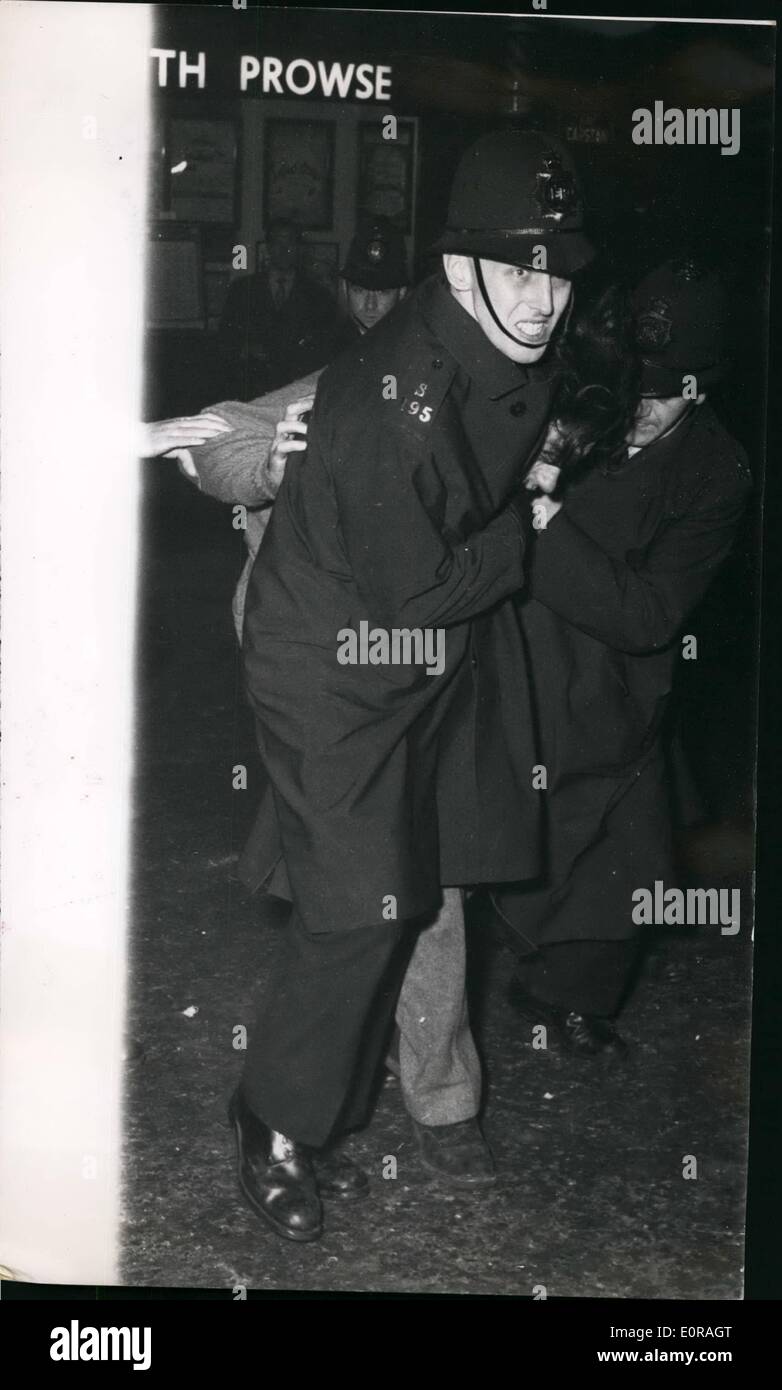 11 novembre 1958 - 110 émeutiers artifice arrêté à Londres. Bataille de Trafalgar square avec la police : plus de 90 jeunes gens et jeunes filles ont été arrêtés la nuit dernière après une émeute de Guy Fawkes à Trafalgar Square, lorsque des cris d'adolescents, Teddy Boys, et les étudiants, ont défié une interdiction de feux d'artifice. Avec la police d'armes lié a ouvert la Place Saint-Marc, tandis que les hommes à cheval, équitation à l'étrier, l'étrier vers le bas avancée Northumberland Avenue, forçant le foule hurlante sur le remblai. Bangers ont été lancés sous les chevaux et la police a arrêté la grenouille ont défilé de gens. Dix personnes blessées ont été traités à l'hôpital Banque D'Images