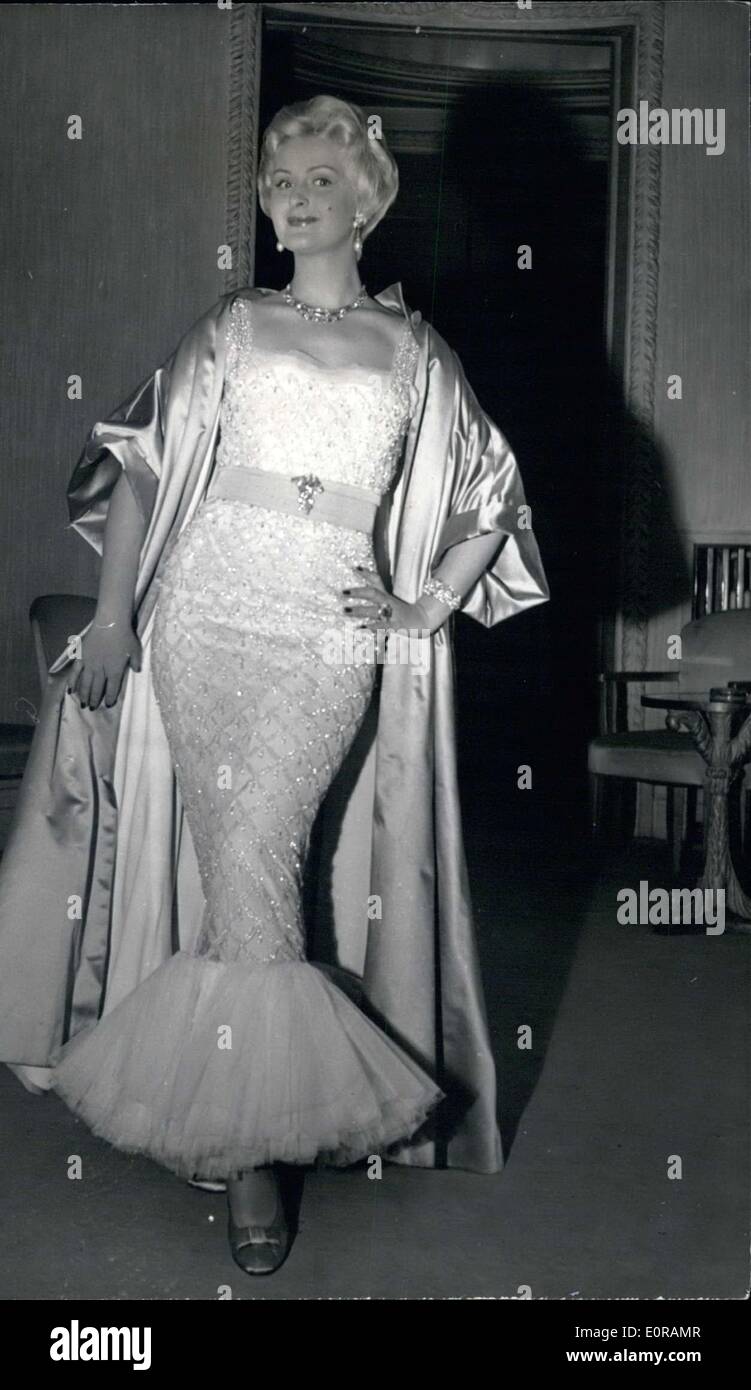 02 octobre, 1958 - Yolande Maguy wearing fashion par Matin faite avec des brillants Banque D'Images