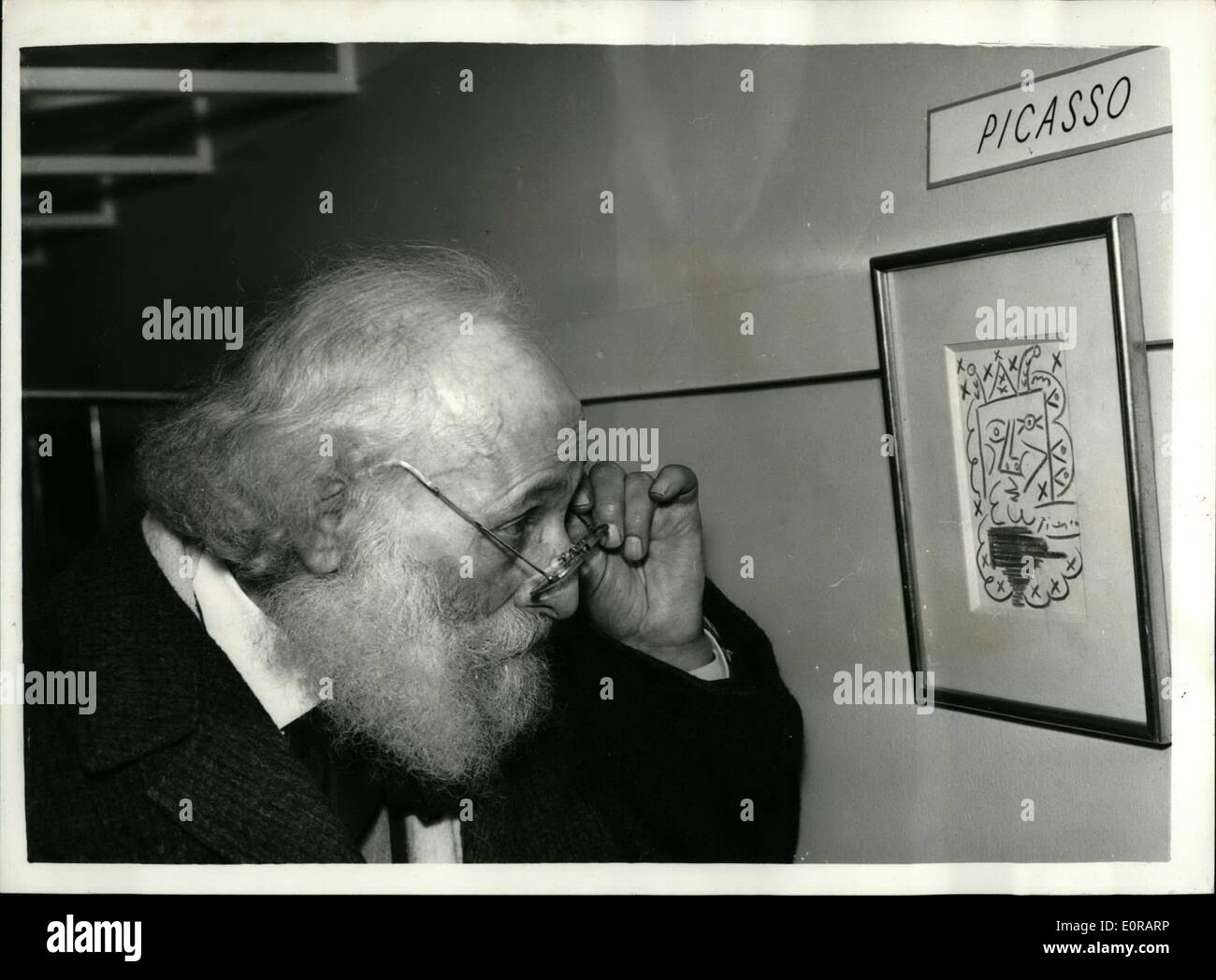 11 novembre 1958 - Exposition de peinture française. Une exposition de tableaux contemporains français a ouvert ses portes aujourd'hui aux Galeries Lafayette, dans Regent Street. Œuvres de Pablo Picasso, Jean Cocteau, Maurice Buffet, etc, sont inclus dans l'exposition. Photo : Keystone montre l'artiste français de 83 ans, Raoul Henri Dreyfus, qui lui-même a deux peintures exposées dans l'exposition - vu regarder une peinture Picasso appelé ''Dessin' Banque D'Images