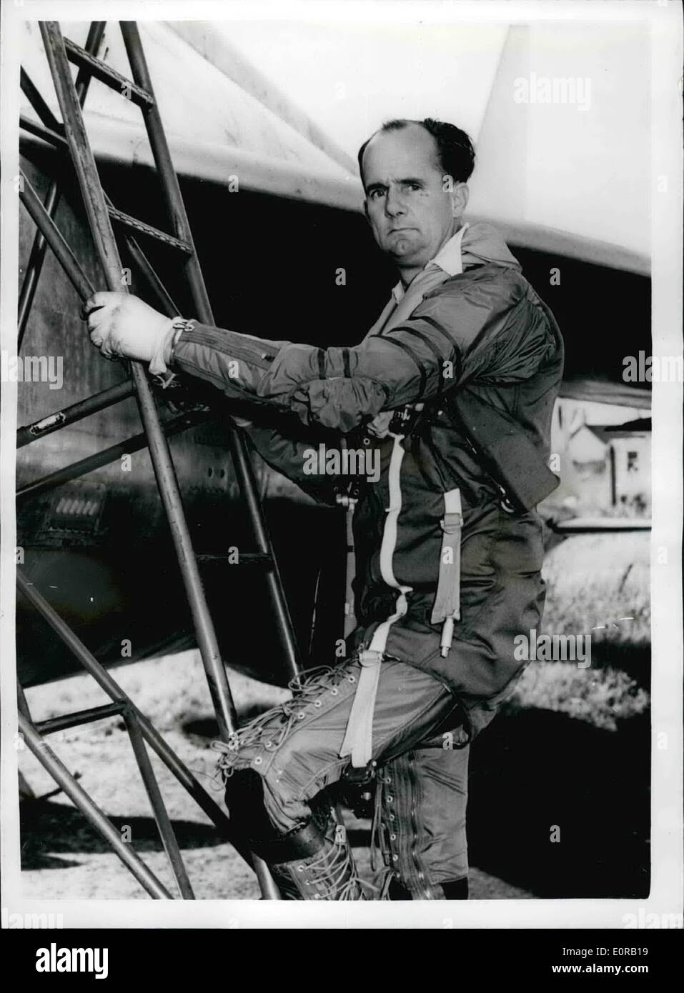 10 octobre 1958 - Pilote d'essai perdu sort de la mer après avoir été trente heures à la dérive dans un canot : un homme portant un rivage pataugé Trousse de vol à partir d'un canot hier et tituba, gaunt et hagards, dans un jardin. Il était le pilote d'essai de la P1 chasseurs de foudre qui plonge dans la mer le jeudi - il avait de retour d'entre les morts. Le pilote avait été à la dérive Squier Johnny's dans le canot pendant 30 heures sur les plaines et la Mer Irlandaise Firth Selway après avoir échappé à l'aide de son siège éjectable Banque D'Images