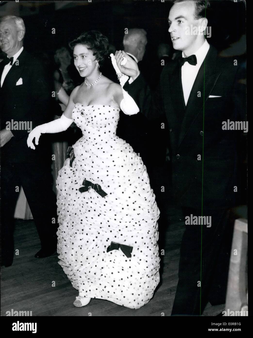 10 octobre 1958 - La princesse va danser - avec un mineur : la princesse Margaret une robe tachetée rouge - comme elle danse la gigue avec fantaisie de Portland a vingt-cinq ans d'Toaduff mineur - Jackie West Stanley, Durham - qui est un champion de boucher dancer - au bal - qui a eu lieu hier soir en son honneur par l'English Folk Song and Dance Society de Londres. Banque D'Images