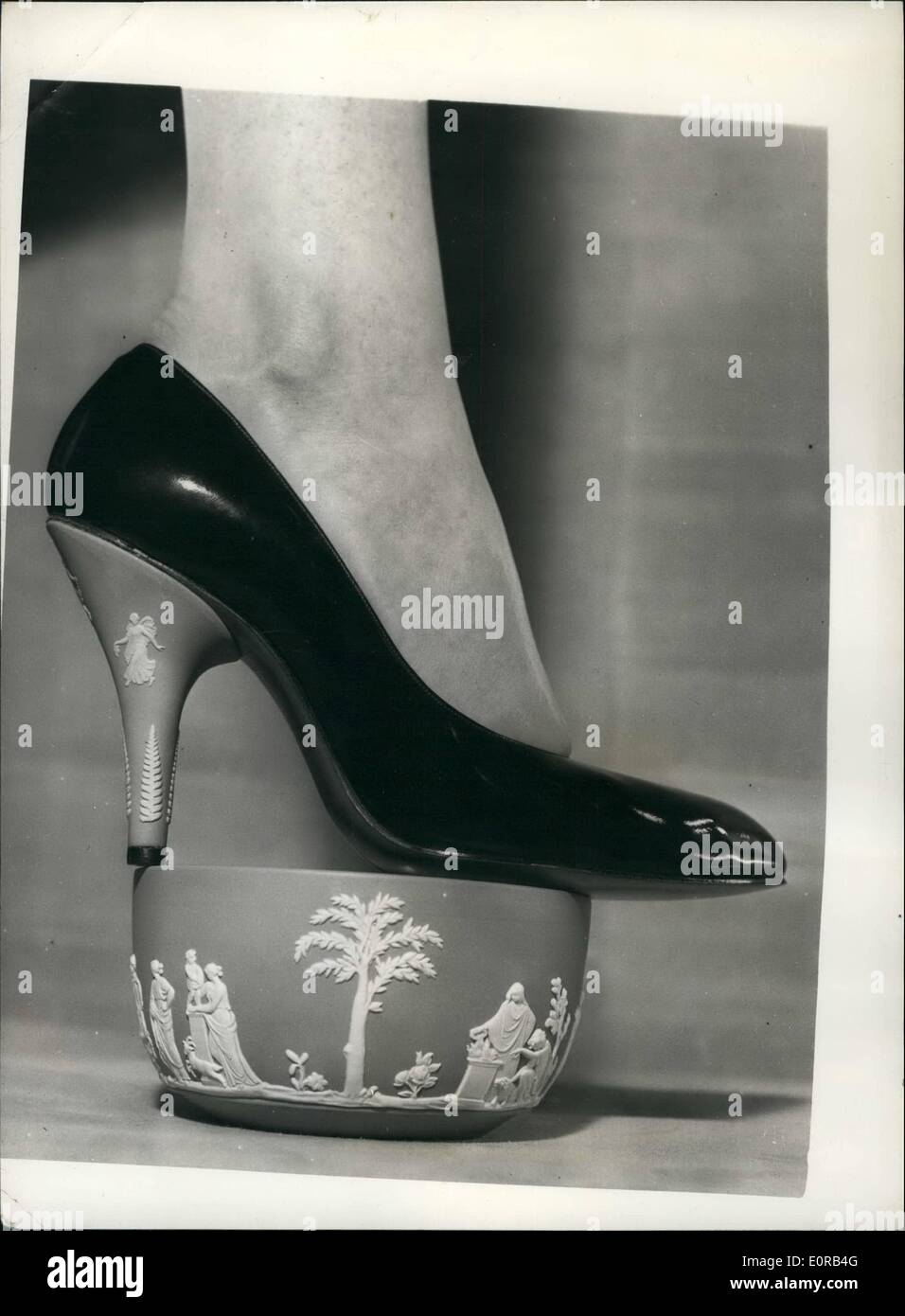 10 octobre 1958 - Spring chaussures par Rayne. Le ''Wedgewood collection''  pour l'exportation : M. Edward Rayne le célèbre créateur de chaussures à  Londres a produit ce qu'il appelle son ''Wedgwood collection''
