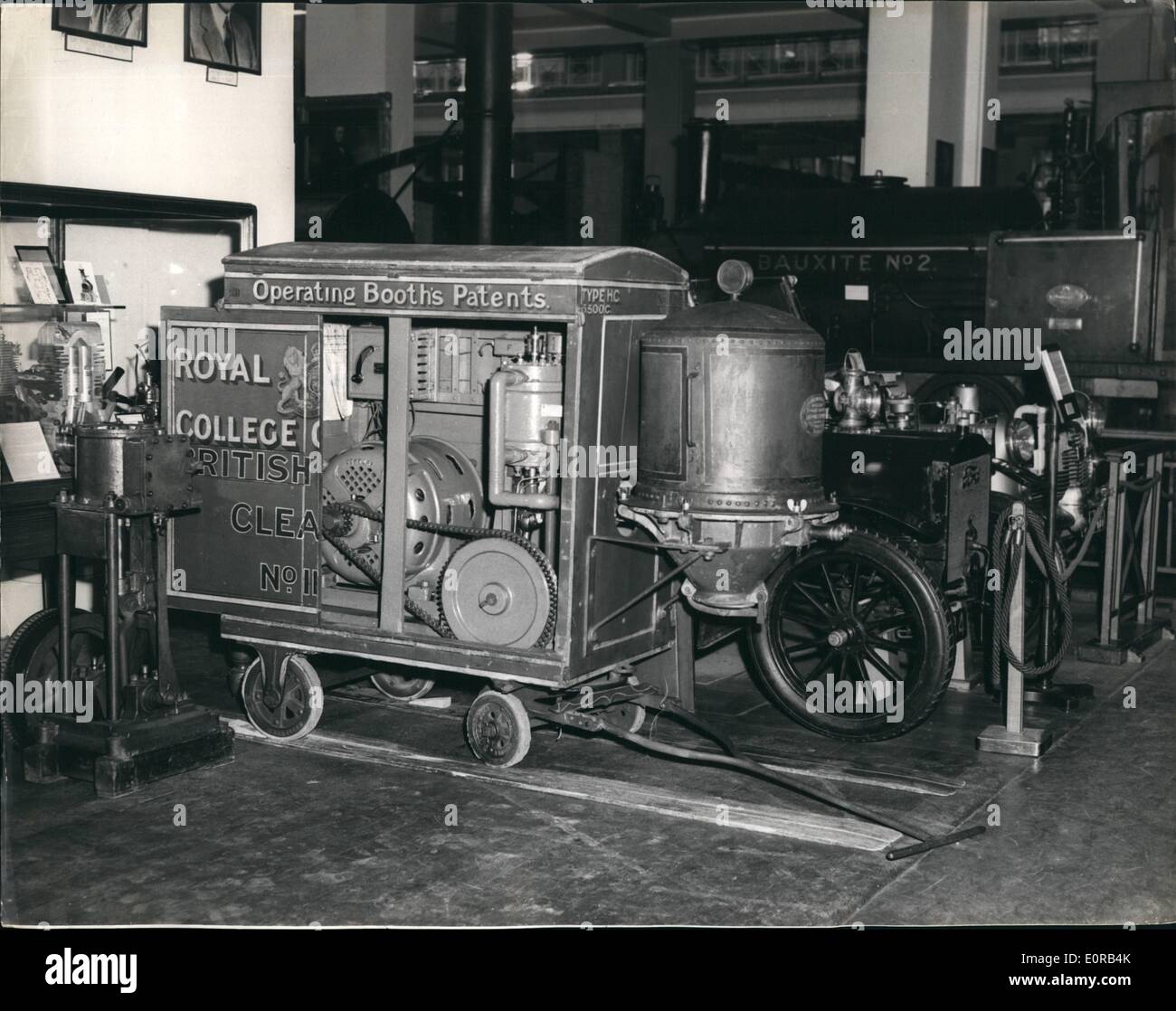 10 octobre 1958 - premier aspirateur présentée au Musée de la science. Le premier  aspirateur à construire, en 1901, a été présenté aujourd'hui au Musée de la  science, pour l'affichage dans la