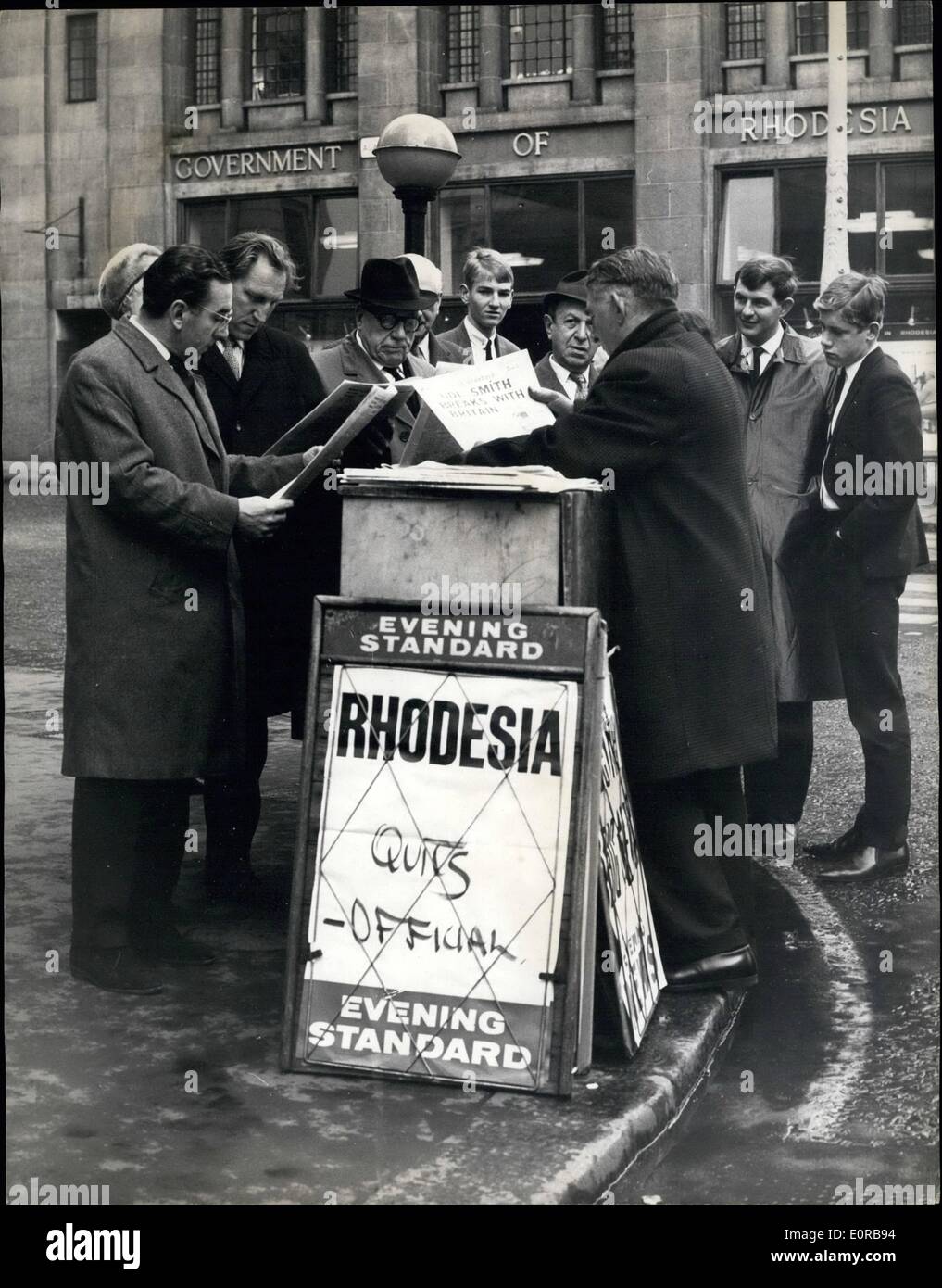 11 novembre 1958 - 11-11-65 M. Smith déclare U.D.I. Photo montre : la scène à un kiosque à Londres aujourd'hui après th Banque D'Images
