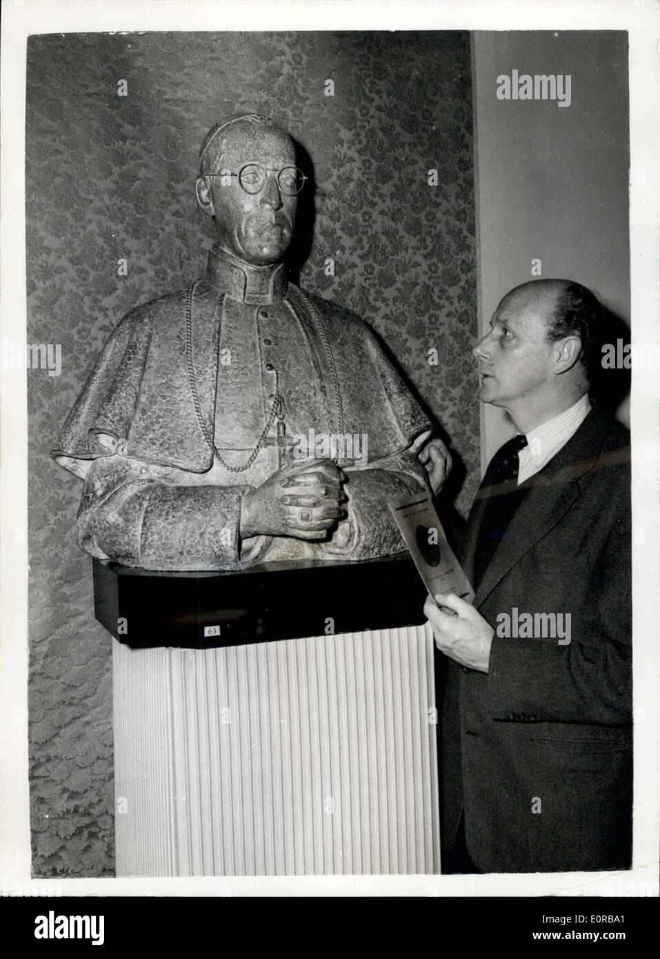 14 novembre 1958 - Société des sculpteurs Portrait Exposition Annuelle à  Londres. Buste de - Le Pape Pie XII : Photo montre : M. George E. Campbell.  F.R.B.S. avec sa sculpture du