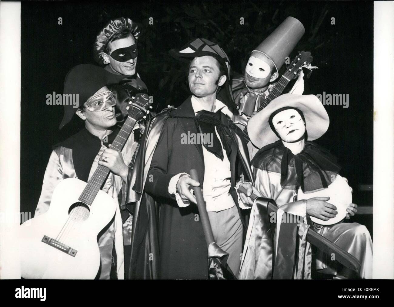 19 novembre 1958 - Gérard Philipe stars dans Musset's play:Gérard Philipe est en vedette dans le célèbre Musset jouer ''Les caprices de Marianne'' organisé par le National Le théâtre populaire. Photo montre Gérard Philipe (centre) dans la scène de mascarade. Banque D'Images