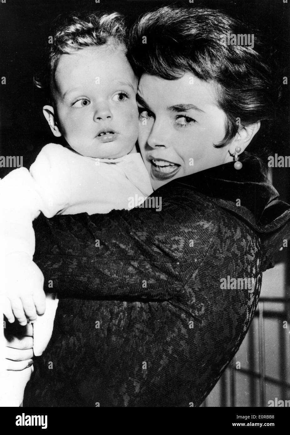 L'actrice Dawn Addams avec bébé Stefano Massimo Banque D'Images