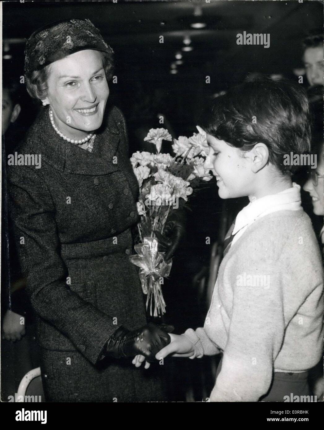 Le 27 novembre 1958 - Mme Nixon Visites L.C.C. Scolaire : Mme Nixon, épouse du vice-président américain, a visité aujourd'hui Elliott School, Banque D'Images
