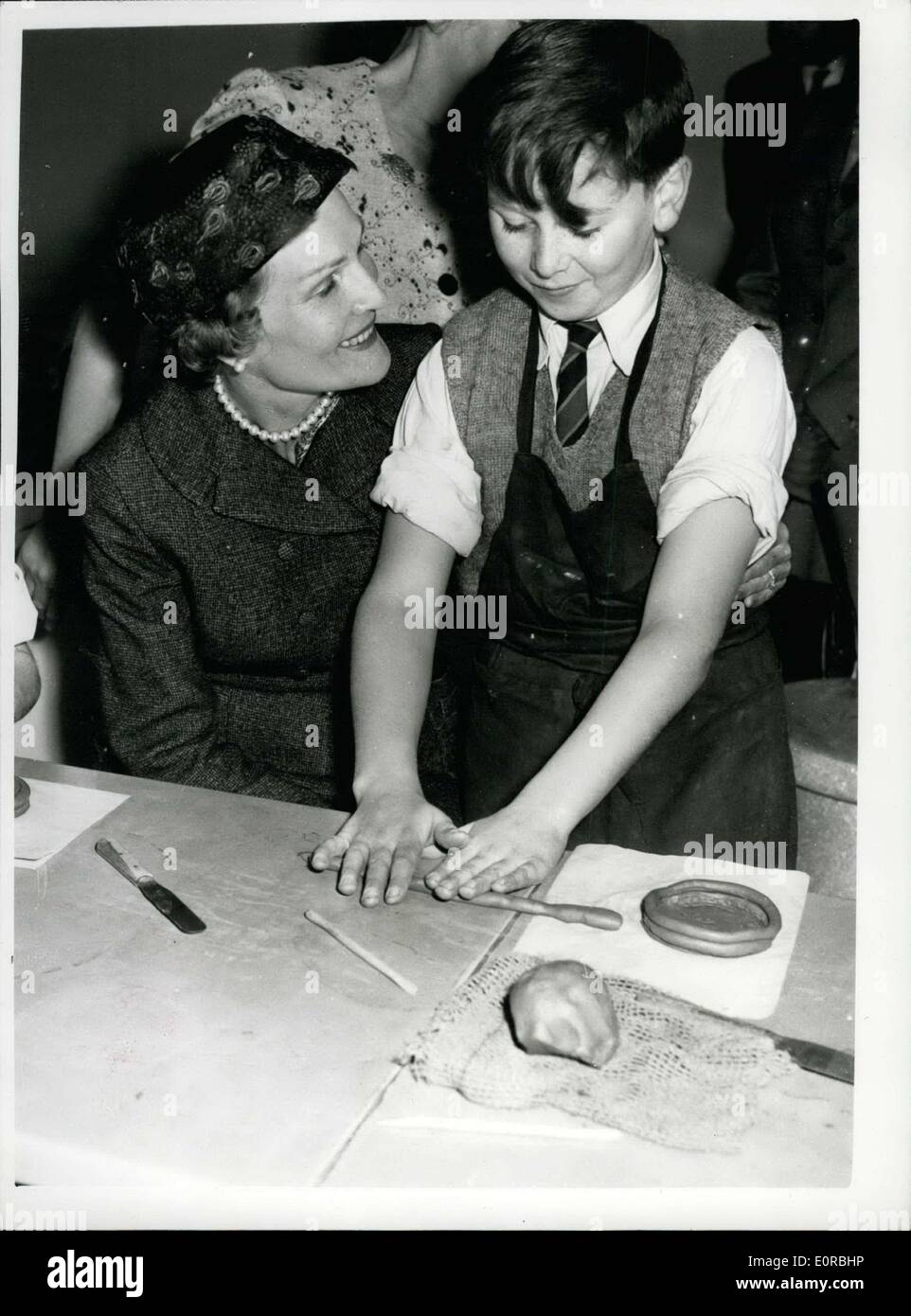 Le 27 novembre 1958 - Mme Nixon Visites L.C.C. Scolaire : Mme Nixon, épouse du vice-président américain, a visité aujourd'hui Elliott School, Banque D'Images