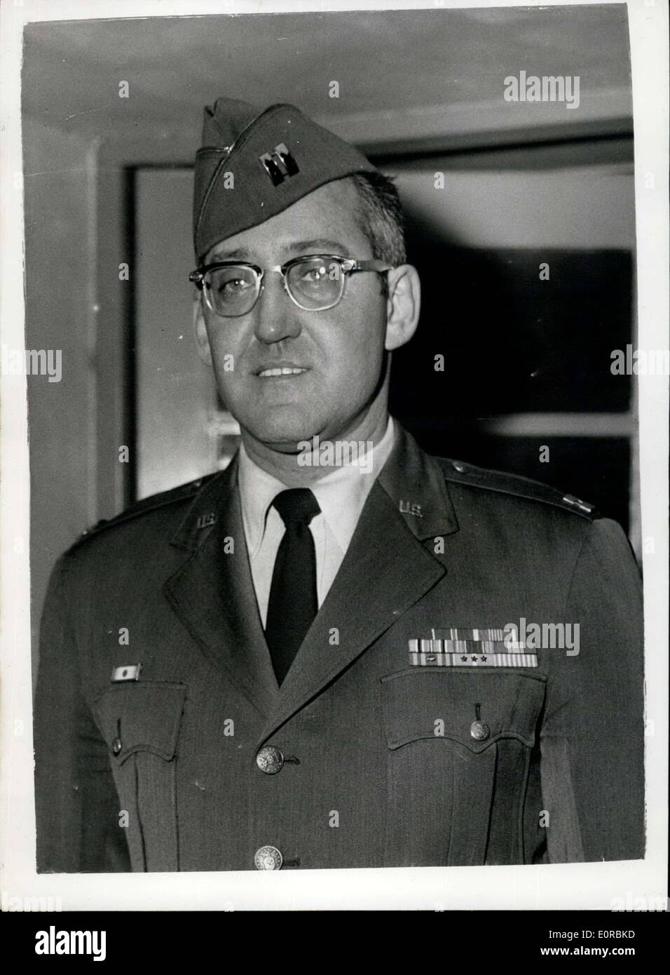 10 déc., 1958 - 10-12-58 Procès de sergent de l'US Air Force sur l'accusation de meurtre se poursuit. Le procès se poursuit aujourd'hui à Denham, Maître de Sgt. M. Marcus Marymont (37) par la cour martiale de l'assassinat de sa femme par l'arsenic. Le meurtre aurait été commis parce qu'il a été majoritairement dans l'amour avec une autre femme, 23 ans, Mme Cynthia Taylor. Photo : Keystone montre le capitaine Neal Kazdan, qui est la défense de l'accusé, vu à Denham aujourd'hui. Banque D'Images