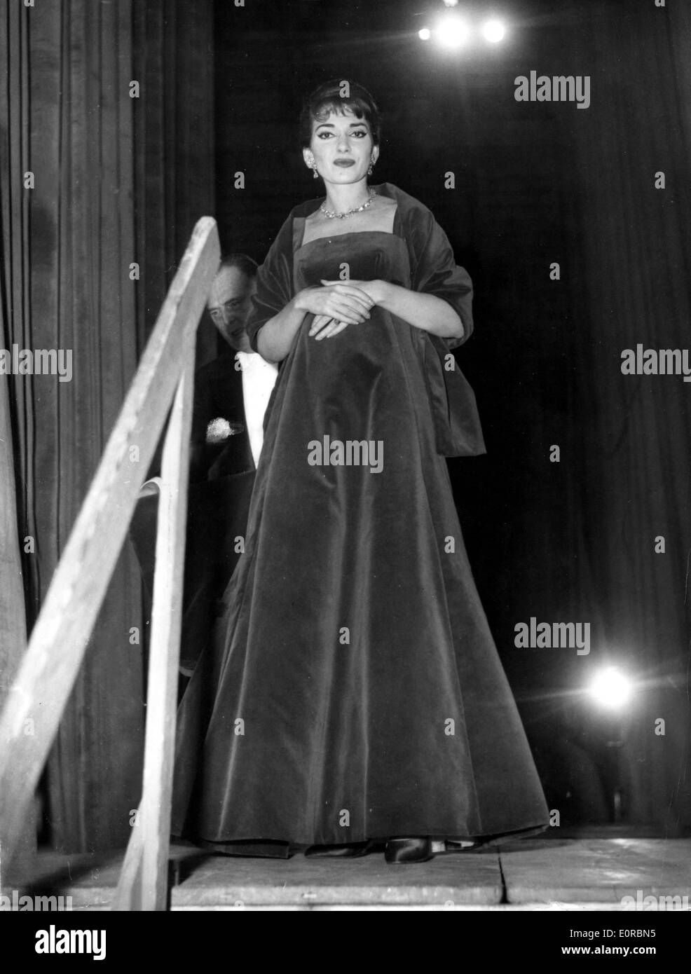 La chanteuse d'opéra Maria Callas en entrant dans la chambre Banque D'Images