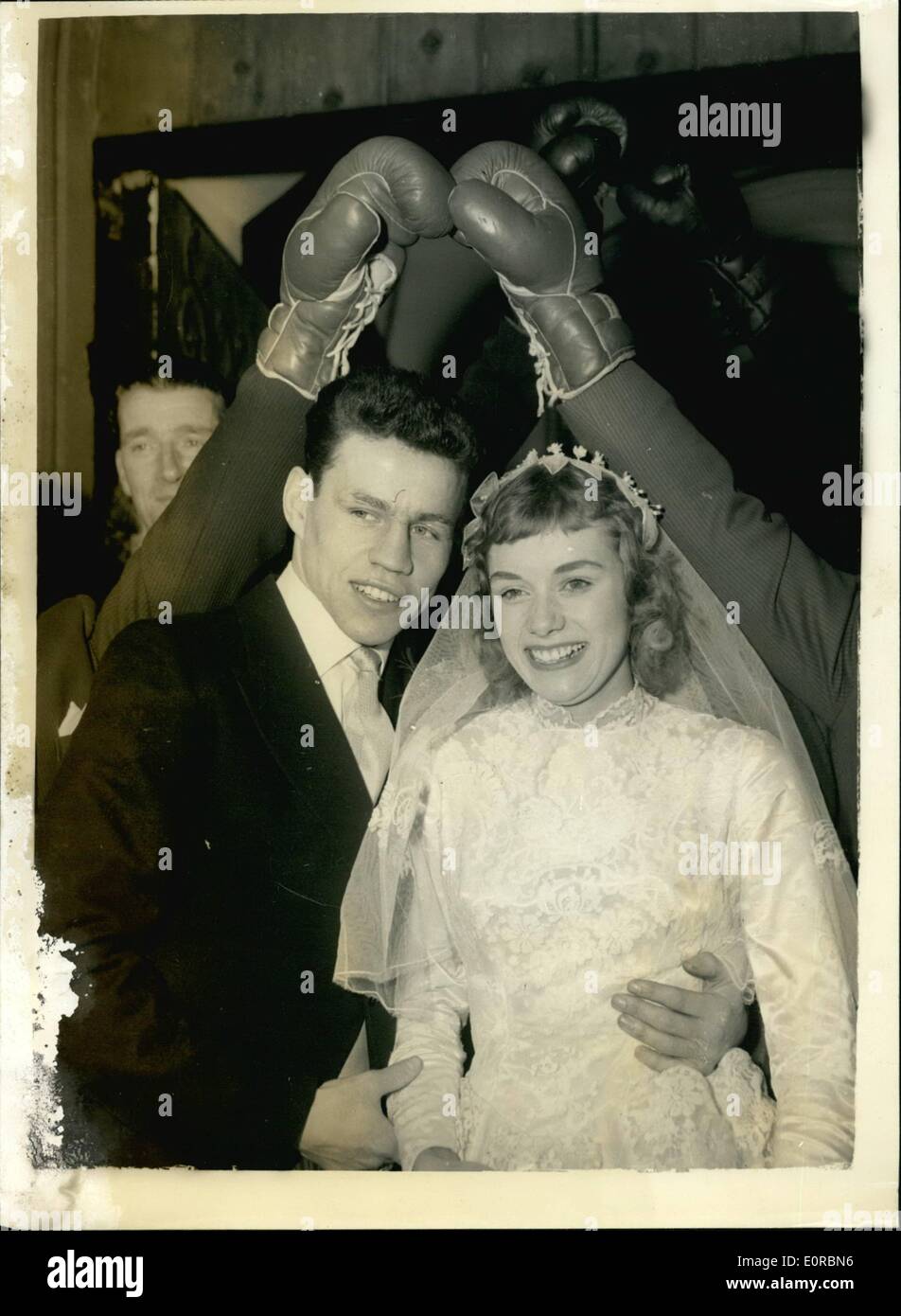 21 décembre 1958 - 21-12-58 Terry Downes jeudi 28 novembre 2013. Le mariage a lieu cet après-midi à l'église Saint Sauveur, Warwick Avenue, Maida Vale, de Terry Downes, le Britannique de 22 ans, champion des poids moyens de Paddington, et Mlle Barbara Clarke, un jeune homme de 19 ans dactylographe. Photo : Keystone montre les mariés quittent l'église sous une voûte de gants de boxe, après la cérémonie. Banque D'Images