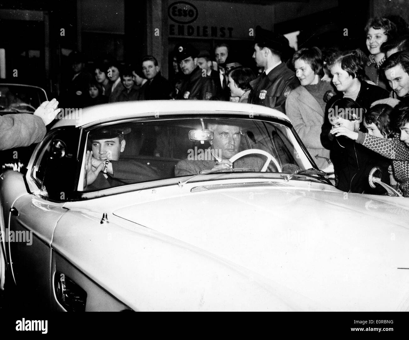 Elvis Presley reçoit une nouvelle BMW de Uschi Siebert Banque D'Images