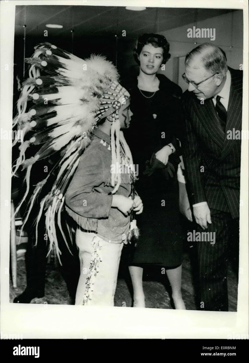 Le 23 décembre 1958 - le roi Gustaf Adolf - et son petit-fils- l'aigle blanc'' à l'école spectacle. : Pour marquer la fin de la durée et de commencer des vacances de Noël - les élèves de l'école assisté par le prince Carl Gustav de Suède a présenté un vrai Wild West Show. Le Prince lui-même a pris le rôle de ''L'aigle blanc'' Photo montre ''L'aigle blanc'' Le prince Carl Gustaff à discuter avec son grand-père - le roi Gustaf Adolf, entre eux est sa sœur Prince Birgitta. Banque D'Images