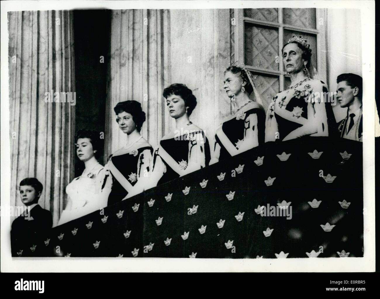 01 janvier, 1959 - le roi Gustaf Adolf ouvre le parlement suédois à Stockholm. Photo montre (de gauche à droite) le prince Carl Gustaf, Princesses Christina, Desiree, Birgitta et Sibylla et la reine Louise, à l'écoute le discours du roi du trône dans le Palais Royal Pendant l'ouverture du Parlement. Banque D'Images