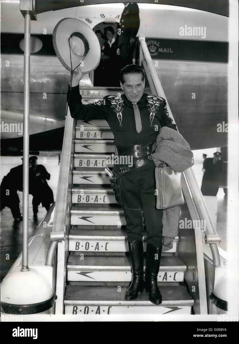 Le 12 décembre 1958 - Le Cisco Kid arrive. Le Cisco Kid - de son vrai nom Duncan Renaldo - arrivée à l'aéroport de Londres ce matin. Il apparaît dans le programme de télévision associée ''Lucky'' ce soir. Photo : Keystone montre le Cisco Kid en photo à son arrivée à l'aéroport de Londres ce matin. Banque D'Images