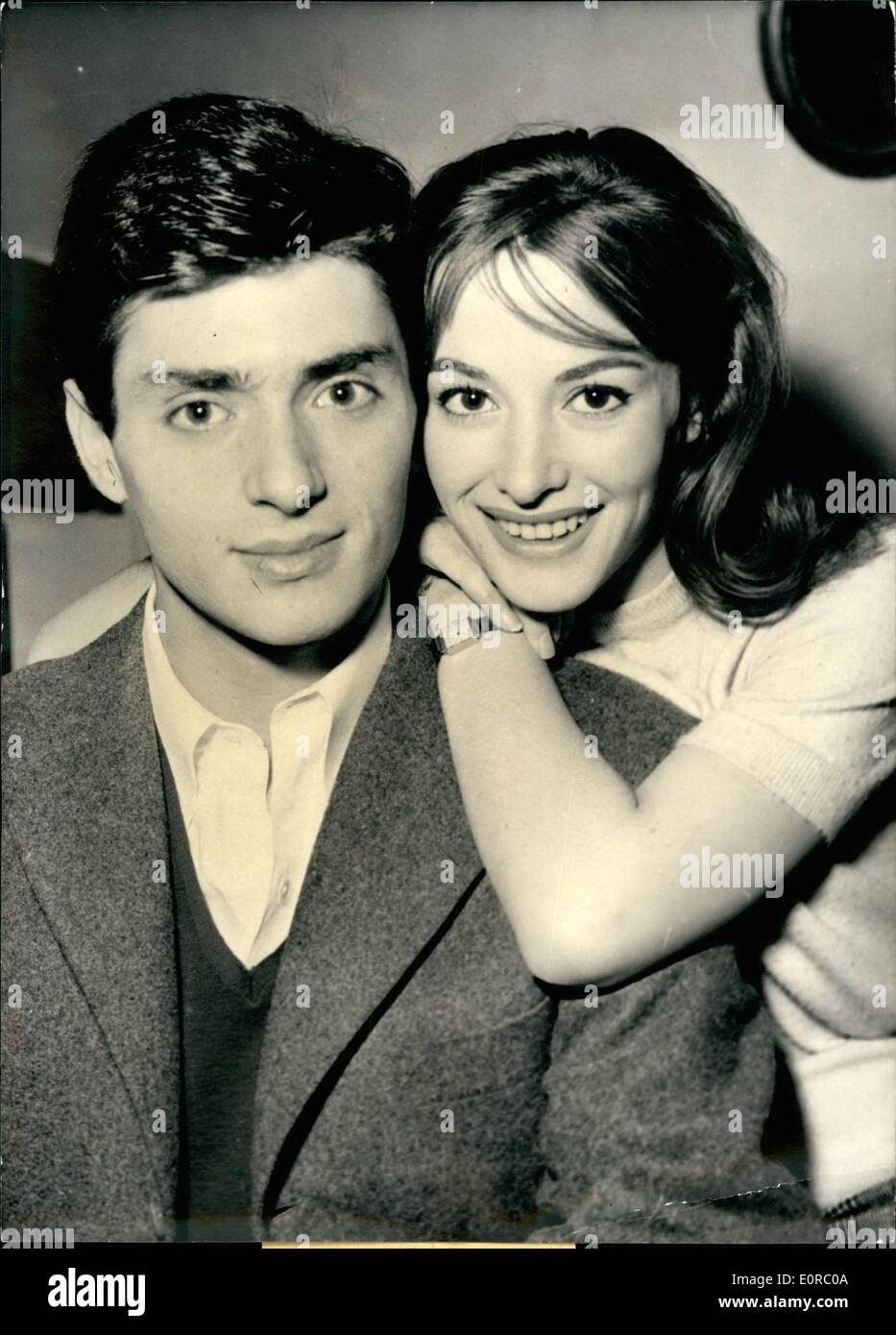 Le 12 décembre 1958 - premiers artistes' mariage de l'année : le mariage de Pascale Audret, la jeune actrice française écran et Samy Frey, l'acteur de 22 ans maintenant avec dans la pièce ''L'Annee du Bac'' a été annoncé pour janvier. Il sera sans aucun doute le premier mariage d'artistes de l'année. Pascale Audret. OPS : et Samy Frey photographié aujourd'hui à Paris. Banque D'Images
