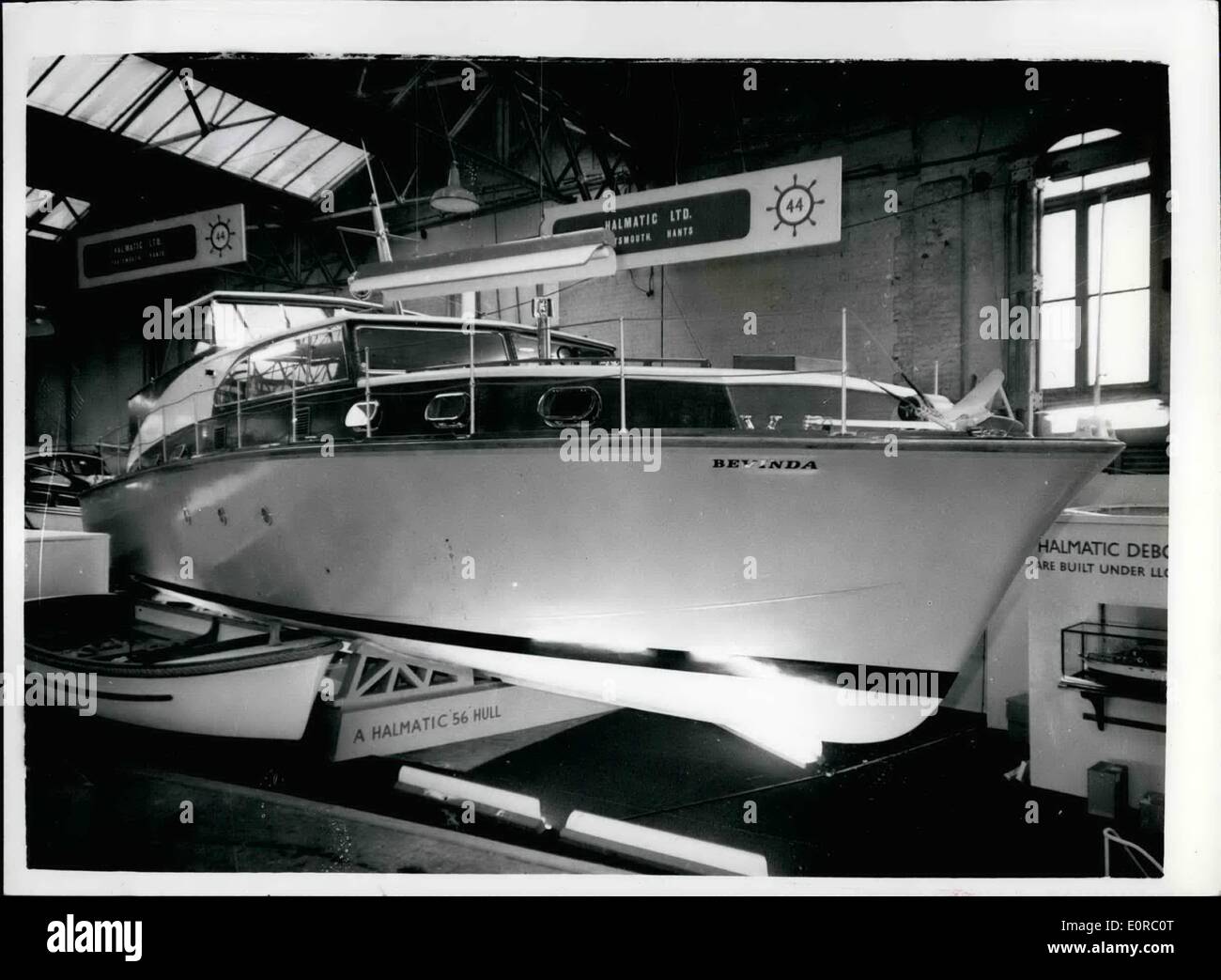 12 décembre 1958 - salon nautique national à Olympia. La plus grande coque en plastique du monde. Photos vues générales du plus grand bateau à coque en plastique du monde - le yacht ''Bevinda''' 56 pieds de long - coque simple moulée - renforcée de fibre de verre. Elle coûte environ 30,000 $ et est équipée de deux moteurs diesel à 160 b.h.p. Elle est la propriété de M. Stephe O'Flaherty, un homme d'affaires de Dublin. Banque D'Images
