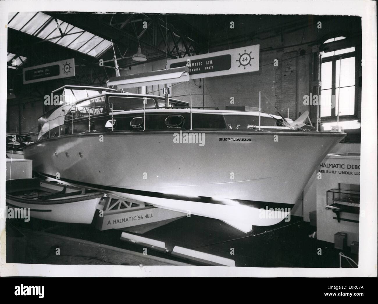 12 déc., 1958 - National Boat Show à l'Olympia plus grande coque en plastique : La photo montre la vue générale de la plus grande coque en plastique de plaisance - le yacht ''Bevinda'' 56 pi. de long - coque moulée unique - renforcée de fibres de verre, de l'établissement des coûts 0 000 elle est équipée avec des lits 160 b.h.p. des moteurs diesel. Elle est administré par M. Stephe O'Flaherty, un homme d'affaires de Dublin. Banque D'Images