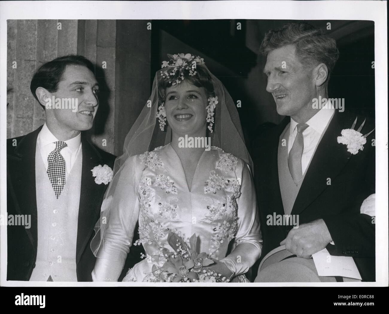Le 12 décembre 1958 - Fille du Mont Everest conquérant se marie avec une étudiante en droit Sally Hunt, âgé de 20 ans, fille du conquérant de l'Everest, Sir John Hunt, a été marié à Anthony Nisset, 28 ans, étudiant en droit, à Saint-Nicolas, Remenham, à Henley. Il s'agit d'un miel de convalescence pour Sally alors qu'elle vient de sortir de l'hôpital après une opération de l'estomac. Photo montre :- Sir John Hunt (à droite) vu avec sa fille Sally et son époux après leur mariage. Banque D'Images