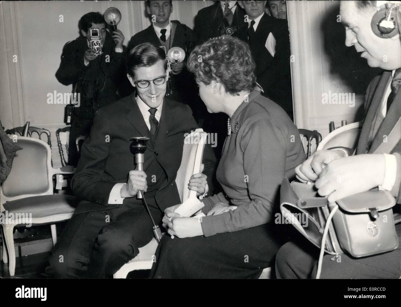 01 janvier 1959 - Paris Fashion Ouvertures : Yves Saint-Laurent a présenté sa nouvelle collection chez Dior's ce matin. Comme les précédentes, cette collection a été très fructueuse. Photo montre Yves Saint-Laurent interviewé par un reporter de la radio. Banque D'Images