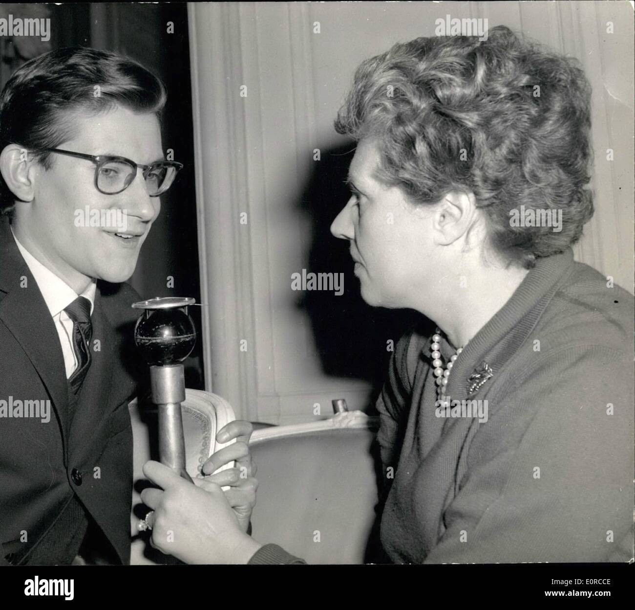 01 janvier 1959 - Paris Fashion Ouvertures : Yves Saint-Laurent a présenté sa nouvelle collection chez Dior's ce matin. Comme les précédentes, cette collection a été très fructueuse. Photo montre Yves Saint-Laurent interviewé par un reporter de la radio. Banque D'Images