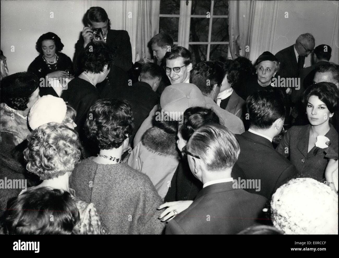 01 janvier 1959 - Paris Fashion Ouvertures : Yves Saint-Laurent a présenté sa nouvelle collection chez Dior's ce matin. Comme les précédentes, cette collection a été très fructueuse. Photo montre Yves Saint-Laurent interviewé par un reporter de la radio. Banque D'Images