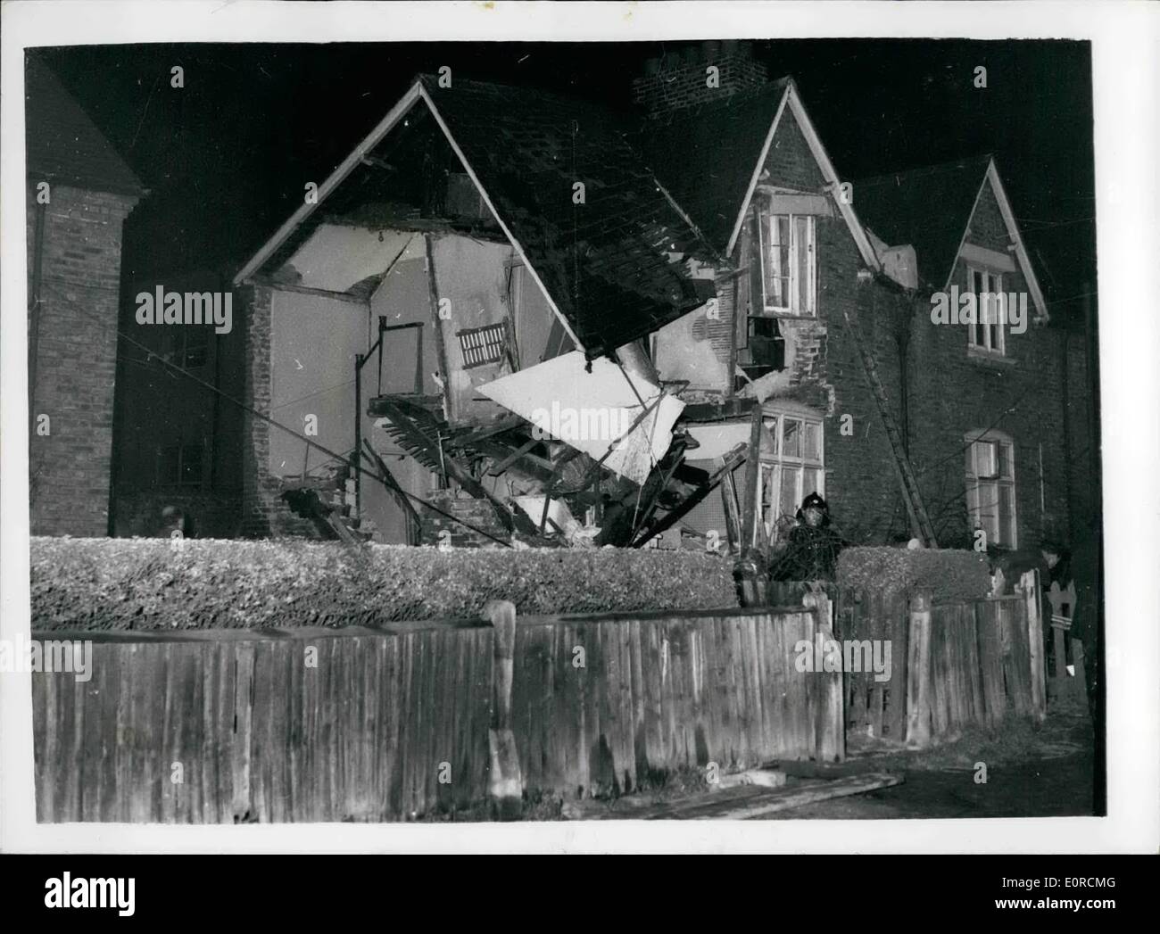 02 janv., 1959 - 2-1-59 explosion de gaz mystère wrecks house et ca sent pas femme est tué. Une femme au foyer est mort dans les ruines de sa maison la nuit dernière parce qu'elle était incapable de sentir s'échapper le gaz. Mme Gwendoline Smith, 32 ans, a quitté il y a trois jours à l'hôpital après une opération des sinus. Elle avait perdu son sens de l'odorat. Elle a travaillé dans la cuisine de son chalet à Maple road, penge, S.E., lorsque la fuite de gaz a commencé, qu'on croit être de la cuisinière à gaz. Il y a eu une explosion et la chambre a cédé. Mme Smith a été enseveli sous les décombres Banque D'Images