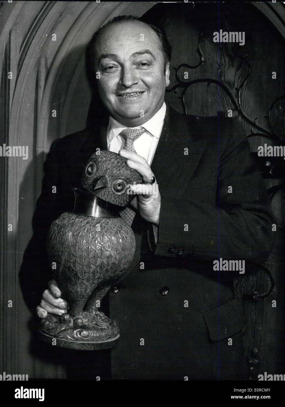 Janv. 05, 1959 - petit particulière - Le maire de Ochsenfurt M. Oechsner garde une étrange Screech Owl- dans l'hôtel de ville : une tasse d'argent en forme de hibou sur laquelle la vieille ville dit que c'est une chronique ''monument de vieille joie de boire''. Mais il n'est pas l'original ''vieux'' owl qui a été donné à l'Ochsenfurt personnes en 1611, mais un nouveau fait image de l'original qui s'est perdu. L'owl-cup sera donné uniquement pour les clients de la ville célèbre, mais il a chaud pour être vidées dans un raught, et les invités apprécieront que beaucoup pour le petit-duc maculé a une capacité de 1 1/2 litres. Banque D'Images