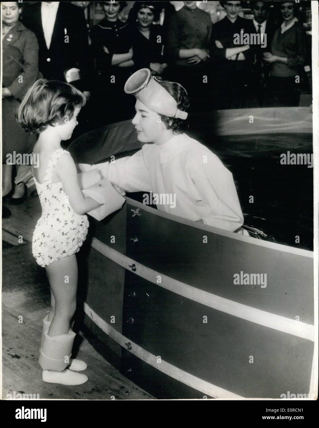 06 janv., 1959 - 6-1-59 Bain nouveautés sur show à Amsterdam. De nombreuses nouveautés pour dans et hors de l'eau sont maintenant sur l'affichage à l'énorme Salon des Sports qui se tient à Amsterdam. Deux d'entre eux sont à voir ici Rita Hoeboer mannequin porte un nouveau costume sous l'eau pour les passionnés des enveloppes il son droit jusqu'à la goulotte. Il est conçu pour l'amateur à l'usure même dans l'eau la plus froide, sans être trop à l'aise. Rita parle à sept ans, Jacqueline Van Pol qui porte sur ses poignets et chevilles les derniers dans le domaine de l'eau flotte ou life savers Banque D'Images