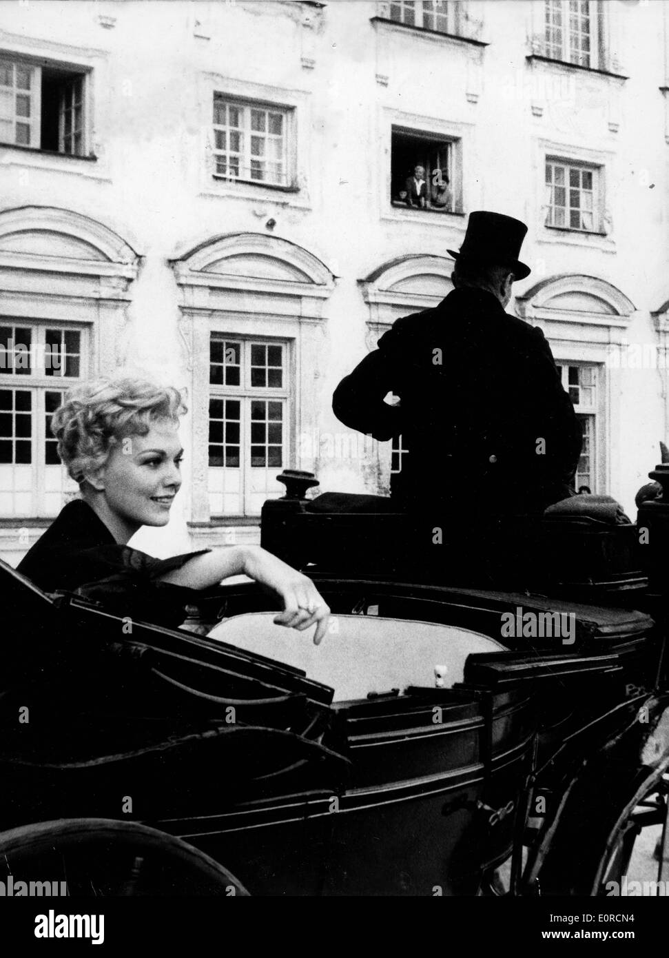 L'actrice Kim Novak une visite de Munich dans un chariot Banque D'Images