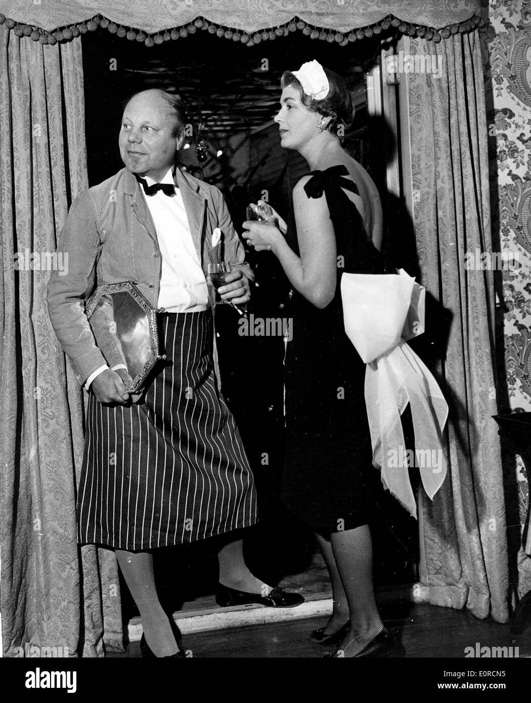 Jan 07, 1959 ; Londres, Royaume-Uni ; John SPENCER CHURCHILL et son épouse  comme valet et servante arrivent pour le Mayfair Douzième Nuit partie Photo  Stock - Alamy