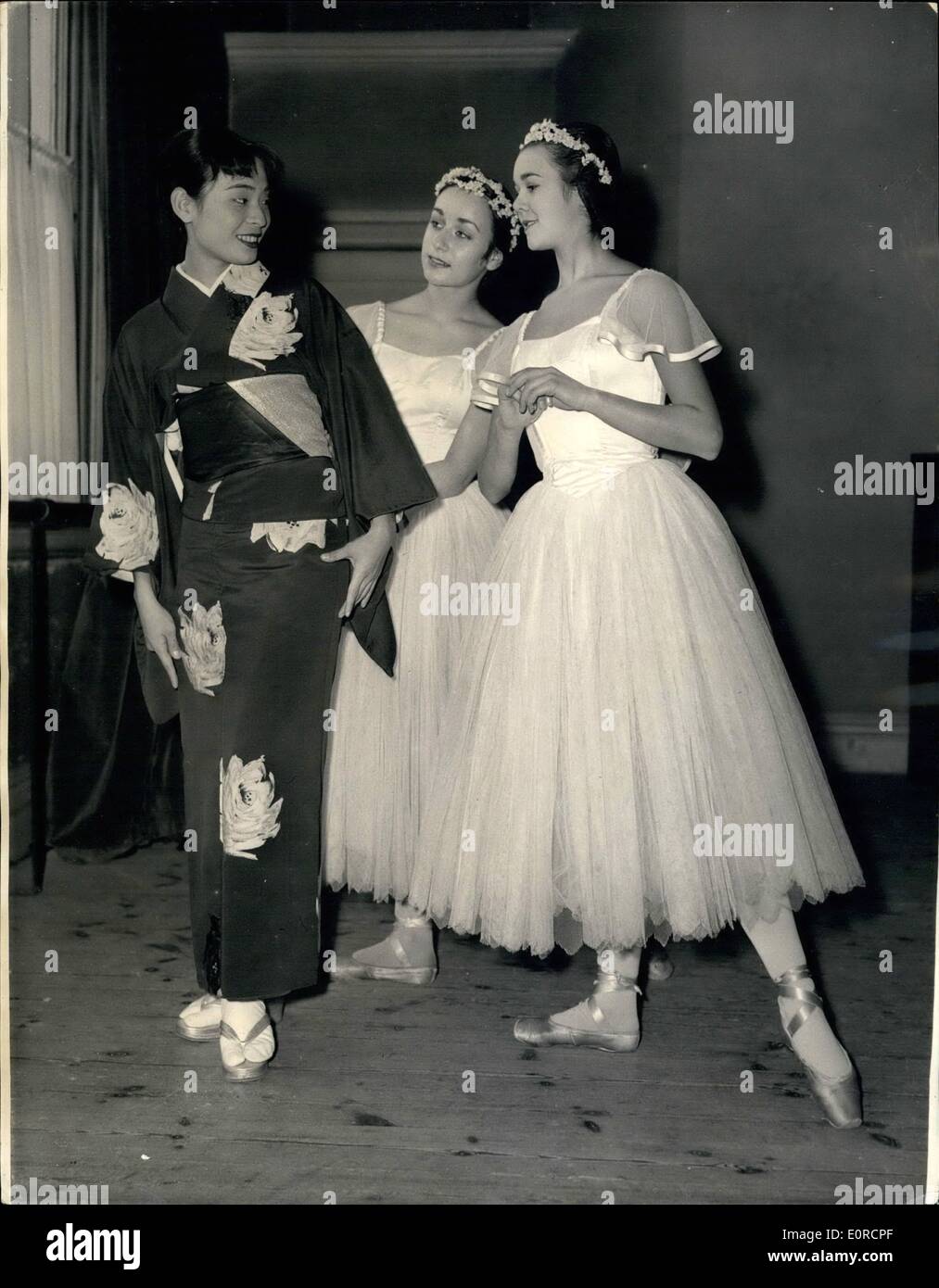 12 déc., 1958 - Royal Ballet School pupils of the Royal Ballet School devaient être vu essayer leurs costumes ce matin. Ils prennent les rôles de vendeurs programme aperçu lors du gala de la performance ''West Side Story'' qui se tiendra au Théâtre de sa Majesté le 11 décembre. pour des fonds pour l'école. La photo montre le port de sylphide Costume à l'école (à droite) Pamela Bower de Lincolnshire et le SEI Reusche de Essen Allemagne - admirer la native costume porté par Seiko Sakurai de Tokyo, Japon. Banque D'Images