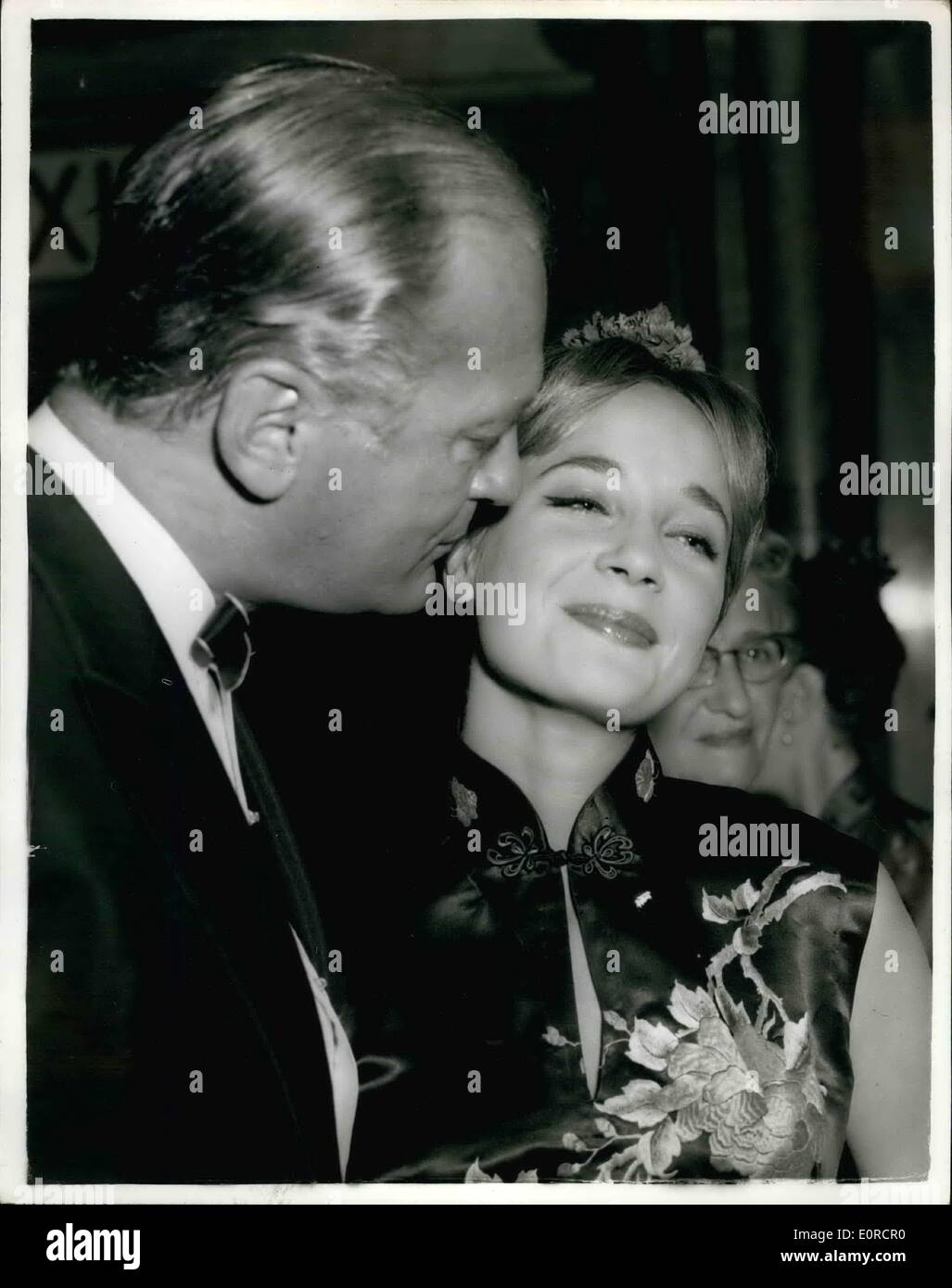 Mar. 03, 1959 - London Premiere du film rang ''Ferry pour Hong Kong'' à l'Odéon - Leicester Square. Après la fin de l'Ouest première mondiale de leur film ''Ferry pour Hong Kong'' à l'Odéon, Leicester Square, la nuit dernière, l'organisation classement mis sur une 000 partie au London's salle des fêtes pour célébrer l'occasion. Photo montre : Sylvia Syms obtient un baiser de Curt Jurgens lorsqu'elle est arrivée dans le foyer de l'odéon Cinéma pour l'avant-première hier soir. Ils co-star dans le film. Banque D'Images