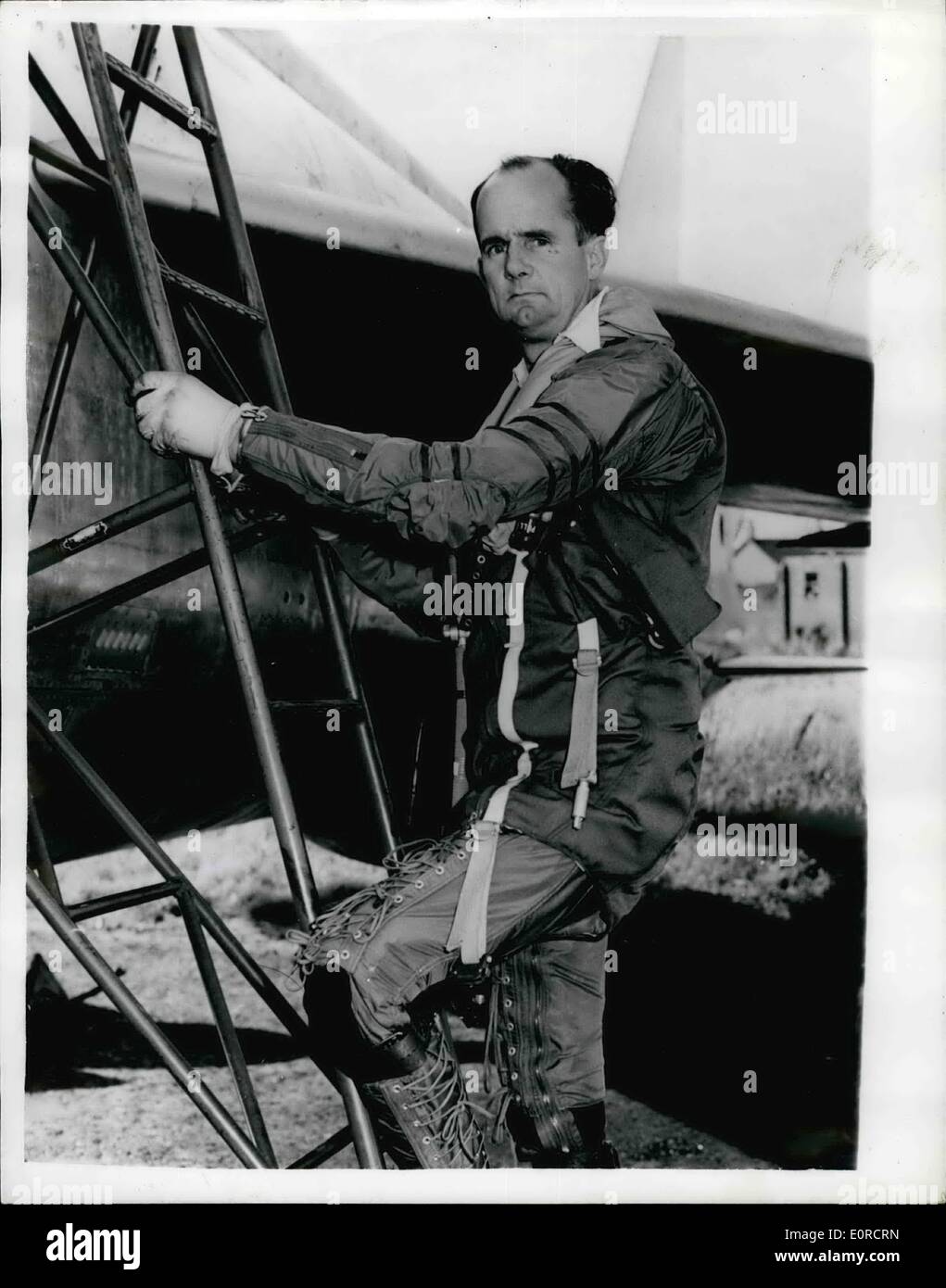 Mar. 03, 1959 - Le pilote d'essai perdu sort de la mer après avoir été trente heures à la dérive dans un canot. Un homme s'est avancé à terre Trousse de vol à partir d'un canot hier et tituba, gaunt et baggard, dans le jardin. Il était le pilote d'essai de la P1 d'avions de chasse à réaction de la foudre qui a plongé dans la mer Jeudi - il était revenu d'entre les morts. Le pilote Johnny Squier avait été à la dérive dans le canot pendant 30 heures dans le vent a balayé en mer d'Irlande et firth Selway après avoir échappé à l'aide de son siège éjectable Banque D'Images