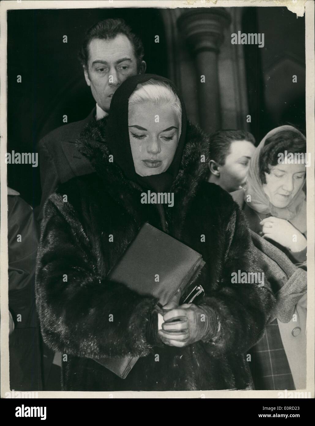 10 févr. 02, 1959 - FUNÉRAILLES DE DENNIS HAMILTON. DIANA DORS en larmes : Le service funèbre de Dennis Hamilton, mari de film star Diana Dors, décédé samedi dernier à l'âge de 32 ans, a eu lieu aujourd'hui à St James's Roman Catholic Church, Espagnol-place, Marylebone. L'inhumation a lieu à la Westminster, cimetière-Uxbridge Road. Photo : Keystone montre- Diana Dors quitte l'église en larmes, après le service. Banque D'Images 10 févr. 02, 1959 - FUNÉRAILLES DE DENNIS HAMILTON. DIANA DORS en larmes : Le service funèbre de Dennis Hamilton, mari de film star Diana Dors, décédé samedi dernier à l'âge de 32 ans, a eu lieu aujourd'hui à St James's Roman Catholic Church, Espagnol-place, Marylebone. L'inhumation a lieu à la Westminster, cimetière-Uxbridge Road. Photo : Keystone montre- Diana Dors quitte l'église en larmes, après le service. Banque D'Images