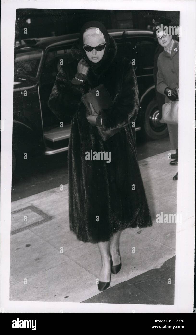 10 févr. 02, 1959 - Funérailles de Dennis Hamilton : Le service funerla de Dennis Hamilton mari de Diana Dors, décédé samedi dernier, a eu lieu ce matin à St James's Roman Catholic Church, Espagnol Lieu, ''illisible'' l'enterrement a lieu à Ukbridge. Photo montre Diana Dors arrivant à l'église pour le service. Banque D'Images 10 févr. 02, 1959 - Funérailles de Dennis Hamilton : Le service funerla de Dennis Hamilton mari de Diana Dors, décédé samedi dernier, a eu lieu ce matin à St James's Roman Catholic Church, Espagnol Lieu, ''illisible'' l'enterrement a lieu à Ukbridge. Photo montre Diana Dors arrivant à l'église pour le service. Banque D'Images