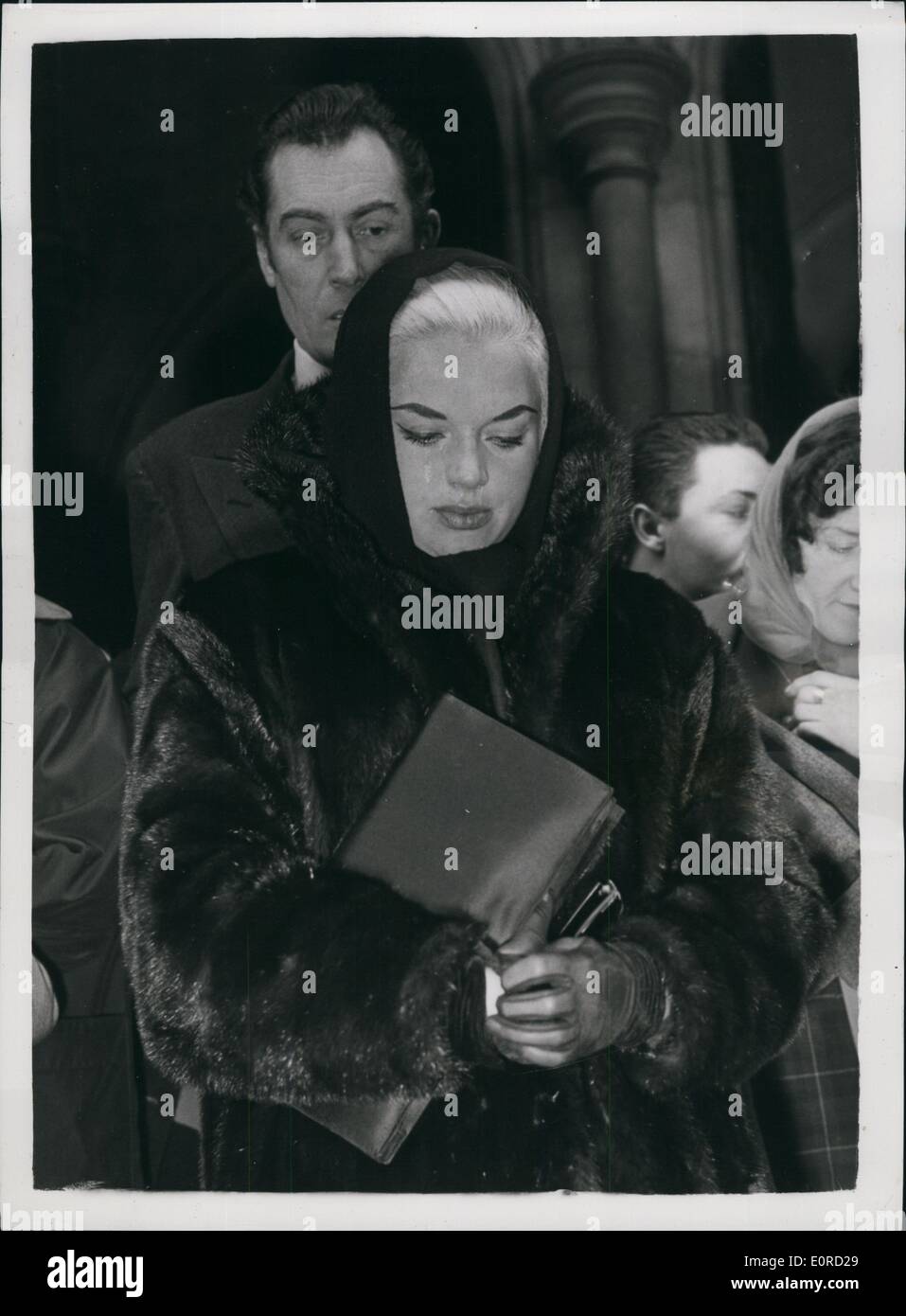 10 févr. 02, 1959 - Funérailles de Dennis Hamilton Diana Dors en larmes : Le service funèbre de Dennis Hamilton, mari de film star Diana Dors, décédé samedi dernier à l'âge de 32 ans, a eu lieu aujourd'hui à Saint James Église Catholique Romaine, Espagnol-lieu Marylebone. L'inhumation a lieu au cimetière de Westminster, à Uxbridge Road. Photo montre Diana Dors quitte l'église en larmes après le service. Banque D'Images 10 févr. 02, 1959 - Funérailles de Dennis Hamilton Diana Dors en larmes : Le service funèbre de Dennis Hamilton, mari de film star Diana Dors, décédé samedi dernier à l'âge de 32 ans, a eu lieu aujourd'hui à Saint James Église Catholique Romaine, Espagnol-lieu Marylebone. L'inhumation a lieu au cimetière de Westminster, à Uxbridge Road. Photo montre Diana Dors quitte l'église en larmes après le service. Banque D'Images
