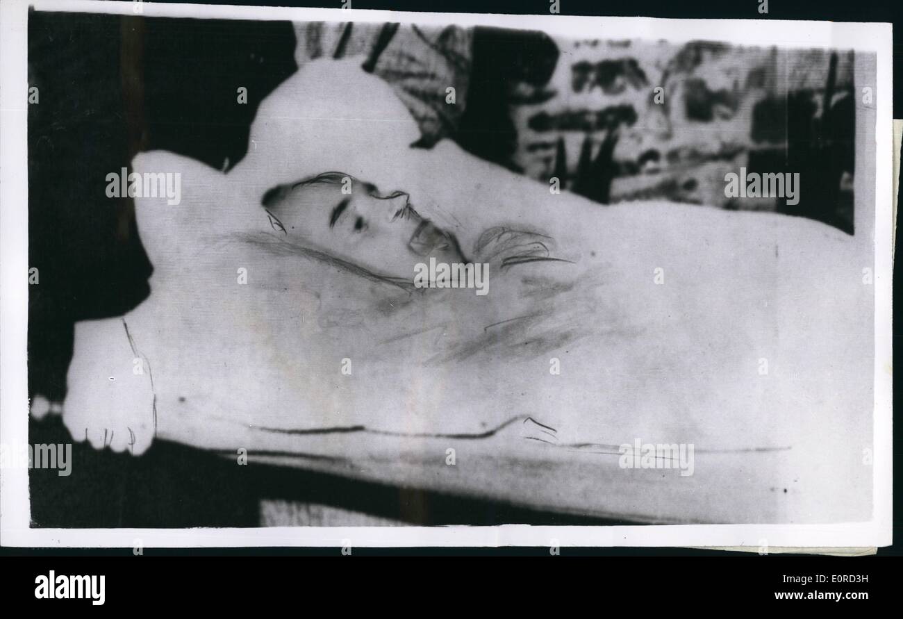03 mars 1959 - le pilote d'essai perdu sort de la mer après avoir été trente heures à la dérive dans un dingy.: Un homme portant un kit volant a wasore d'un dingy hier et décalé gante et hagered, dans un jardin. Il était pilote d'essai de l'avion de chasse P1 Lighting Jet, qui a plongé dans la mer jeudi, il était revenu des morts. Le pilote, Johny Squier, avait été à la dérive dans la digue pendant 30 heures dans le vent balayé   en terre cendrée près de Carlieston, dans le Wightwnshire, à environ 30 kilomètres du point où son avion de 1,300 m.p.h.  dans la mer Banque D'Images